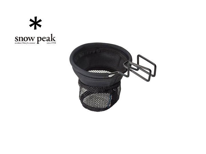 ★snow peak スノーピーク ★ Low Chair Cup Holder /ローチェアカップホルダー ローチェアに付けられるカップホルダー。 ローチェアのアームレストに装着できるカップホルダー。受け口が広く、シェラカップを安定して置くことができます。深さもあるため、スノーピークのエコカップ、システムボトルにも対応。小物類の収納としても役立つホルダーです。 【サイズ】：120×190×140(h)mm 【重量】：59g 【特徴】：受け口が広く、シェラカップがしっかりと安定します。缶飲料はもちろん、スノーピークのエコカップ、システムボトルにも対応。小物類の収納としても役立ちます。 【仕様】：● 材質：ポリエステル、ステンレス ※その他スノーピーク商品はこちら※ ※モニターの見え方により画像の色と実物の色が若干異なる場合がございます。商品説明のため、違うカラーの商品画像を使用している場合がございます。・当店でご購入された商品は、「個人輸入」としての取り扱いになり、アメリカから、あるいは日本の物流倉庫からお客様のもとへ直送されます。・通常の個人輸入の場合は関税、消費税、通関手数料等が別途請求される場合があります。しかし当店では、お客様が安心して購入できるように、当店がそれらの諸経費を支払いますので、別途請求されることはありません。・個人輸入される商品は、すべてご注文者自身の「個人使用・個人消費」が前提となります。ご注文された商品を第三者へ無償で贈答することはできますが、商用目的に転売することは法律で禁止されております。