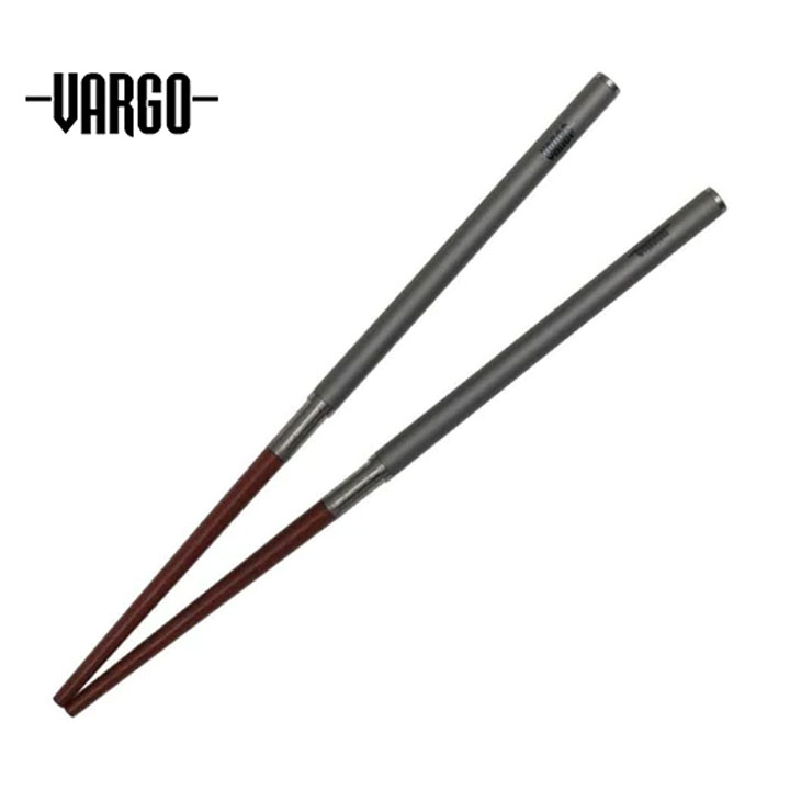 ★VARGO バーゴ★ TITANIUM CHOPSTICKS チタニウムお箸 通常の食器に代わる軽量の製品。 バックカントリー愛好家のためのアジアの伝統!箸は軽量でシンプルな西洋カトラリーの代替品です。 チタン製のシャフトと先が細くなった紫檀の木製チップが魅力的で、コンパクトなスナップ留めデザインと便利なナイロンケースにより持ち運びが簡単です。 ・シンプルなテンションロック設計 ・先細のサンダルウッドチップ ・ナイロン製キャリングケース ・重量: 0.67 オンス (19 グラム) ・長さ(収納時):116mm ・長さ (拡張時): 7.79 インチ (198 mm) ※その他バーゴ商品はこちら※ ※モニターの見え方により画像の色と実物の色が若干異なる場合がございます。商品説明のため、違うカラーの商品画像を使用している場合がございます。・当店でご購入された商品は、「個人輸入」としての取り扱いになり、アメリカから、あるいは日本の物流倉庫からお客様のもとへ直送されます。・通常の個人輸入の場合は関税、消費税、通関手数料等が別途請求される場合があります。しかし当店では、お客様が安心して購入できるように、当店がそれらの諸経費を支払いますので、別途請求されることはありません。・個人輸入される商品は、すべてご注文者自身の「個人使用・個人消費」が前提となります。ご注文された商品を第三者へ無償で贈答することはできますが、商用目的に転売することは法律で禁止されております。