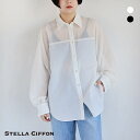 STELLA CIFFON(ステラシフォン) ウォッシャブルツイルイレギュラーヘムブラウス　ST3-23404 「STELLA　CIFFON(ステラシフォン)」より、cool max サッカー生地とトレンドの透け感のあるシアー素材とのコンビがオシャレなシャツブラウスが入荷しました。 本体はポリエステル×綿のシワになりにくくほど良いツヤ感のサッカー生地を使用。 シアー部分はナイロン100％。 サラッとドライなタッチでこちらもシワになりにくく天然素材のようなナチュラルな質感に仕上がっています。 全体にゆったりとしたサイズ感で肌触りもサラッと心地よく着用頂けます。 着用モデル　　 身長155cm ▼ COORDINATION / コーディネートアイテムはこちら STELLA CIFFON(ステラシフォン)ウォッシャブルツイルテーパードパンツ AULENTTI(オーレンティ)レザー2WAYバッグ 24SS AULENTTI(オーレンティ)ショルダーバッグ/ワンハンドル2WAYバッグ ARTESANOS(アルテサノス)ビットローファー サイズ 着丈 肩幅 バスト 袖丈 36(F) 前66　後70 42 F(104) 52 ※単位（cm） COLOR 02.ホワイト　/　80.ブラック FABRIC ポリエステル74％　綿26％　[別布]ナイロン100％ HAND WASH 手洗い可 COUNTRY Made in Japan ATTENTION ※上記サイズは平置き実寸になります。お客様がお持ちのお洋服と比較、ご検討ください。 サイズ表の実寸法は商品によって2cm程度（ニットの場合は2～4cm程度）の誤差がある場合がございますので、予めご了承ください。 ※ご覧の環境によって実際のお色と違って見える場合がございます。 ※ご購入の際は、当店のご利用ガイドをご確認の上ご利用くださいませ。 STELLA CIFFON(ステラシフォン) | その他のアイテムはこちら