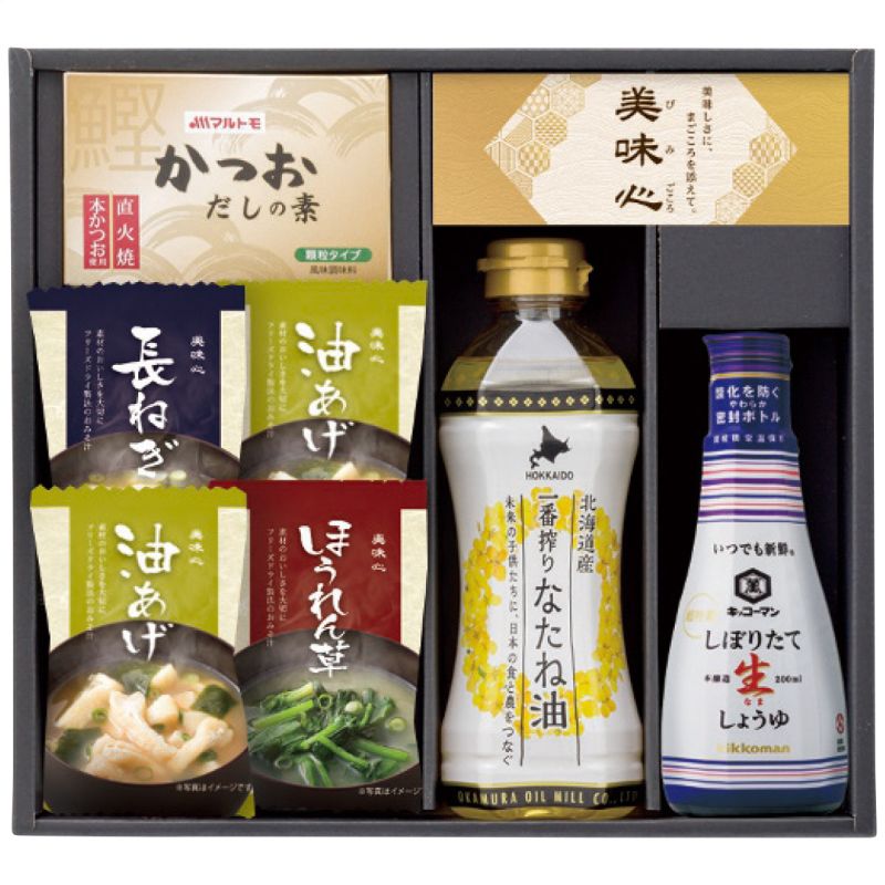　ギフトサービスについて■商品名:匠膳の味わい SA-B■商品説明:フリーズドライ味噌汁(長ねぎ6.3g・ほうれん草6.2g各1個・油あげ7.2g×2個)・キッコーマンしぼりたて生しょうゆ200ml・北海道産一番搾り菜種油350g各1本・マルトモかつおだしの素(4g×4袋)1箱・賞味期間/製造日より常温約450日・[日本製]・【乳成分・小麦・大豆】■箱サイズ:29.3×27.1×6.4cm・80サイズ・1040g■型番:SA-B■JANコード:4967059038704商品特徴一覧2026年 お返し特選ギフト、【お返し特選品[ベストセレクション 2026] → おすすめ食品 → 和総菜・調味料・料理油・他】、【食品 → 惣菜・食材 → 和風惣菜 → その他】、[000732]、2026年、令和8年、ギフト、贈り物、内祝い、プレゼント、お返し、出産内祝い、結婚内祝い、快気内祝い、新築・引っ越し内祝い、入学内祝い、4967059038704、通信販売、通販、販売、買う、購入、お店、売っている、ショッピング▼関連商品はこちら。美味心 匠膳の味わい SA-BE (SA-BE)美味心 匠膳の味わい SA-C (SA-C)バラエティ調味料ギフト AKI-BO (AKI-BO)バラエティ調味料ギフト AKI-BE (AKI-BE)バラエティ調味料ギフト AKI-CO (AKI-CO)2026年 お返し特選ギフト【美味心 匠膳の味わい SA-B (SA-B)】広告文責(有)イースクエアTEL:0120-532-772■商品名:匠膳の味わい SA-B■商品説明:フリーズドライ味噌汁(長ねぎ6.3g・ほうれん草6.2g各1個・油あげ7.2g×2個)・キッコーマンしぼりたて生しょうゆ200ml・北海道産一番搾り菜種油350g各1本・マルトモかつおだしの素(4g×4袋)1箱・賞味期間/製造日より常温約450日・[日本製]・【乳成分・小麦・大豆】■箱サイズ:29.3×27.1×6.4cm・80サイズ・1040g■型番:SA-B■JANコード:4967059038704※お客さま都合による、ご注文後の[キャンセル][変更][返品][交換]はお受けできませんのでご注意下さいませ。※当店では、すべての商品で在庫を持っておりません。記載の納期を必ずご確認ください。※ご注文いただいた場合でもメーカーの[在庫切れ][欠品][廃盤]などの理由で、[記載の納期より発送が遅れる][発送できない]場合がございます。その際は、当店よりご連絡させていただきます。あらかじめご了承ください。※リニューアル等により パッケージ、仕様、セット内容 が変更になる場合がございます。予めご了承下さい。こちらの商品は【お取り寄せ(7〜10営業日以内に発送予定)】となります。あらかじめご了承くださいませ。