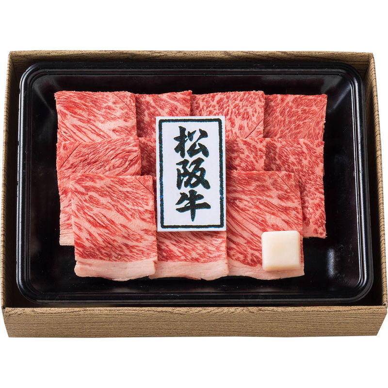 松阪牛とは、三重県松阪市周辺で飼育される、未経産の黒毛和種雌牛のみを指す、日本が誇る最高級和牛です。厳格な生産基準のもと、固体識別管理システムに登録された牛だけが、その名を許されます。なかでも赤身のモモ肉は、驚くほどしっとりとした食感と、きめ細やかな舌触りが特長。脂肪融点が約17℃と低く、不飽和脂肪酸を豊富に含むため、口に含んだ瞬間、やさしく溶けるような旨みをお楽しみいただけます。■商品名:松阪牛 焼肉■商品説明:松阪牛 焼肉(モモ)200g■箱サイズ:20×28×6cm・400g■型番:3166-50■JANコード:4548878031666■製造生産地:滋賀県■賞味期限:冷凍30日■アレルゲン7品目:牛肉■重さ:400g商品特徴一覧2026年 産直ギフト、【産地直送・お取り寄せグルメ → フード → 肉】、apide、アピデ、[2025stb]、2026年、令和8年、春夏、御中元、お中元、暑中見舞い、暑中お見舞い、暑中御見舞い、残暑見舞い、残暑お見舞い、残暑御見舞い、お歳暮、御歳暮、お年賀、御年賀、ギフト、内祝い、プレゼント、お返し、お祝い、ギフト、贈り物、のし、ラッピング、4548878031666、通信販売、通販、販売、買う、購入、お店、売っている、ショッピング2026年 産直ギフト【松阪牛 焼肉 (3166-50)】広告文責(有)イースクエアTEL:0120-532-772松阪牛とは、三重県松阪市周辺で飼育される、未経産の黒毛和種雌牛のみを指す、日本が誇る最高級和牛です。厳格な生産基準のもと、固体識別管理システムに登録された牛だけが、その名を許されます。なかでも赤身のモモ肉は、驚くほどしっとりとした食感と、きめ細やかな舌触りが特長。脂肪融点が約17℃と低く、不飽和脂肪酸を豊富に含むため、口に含んだ瞬間、やさしく溶けるような旨みをお楽しみいただけます。■商品名:松阪牛 焼肉■商品説明:松阪牛 焼肉(モモ)200g■箱サイズ:20×28×6cm・400g■型番:3166-50■JANコード:4548878031666■製造生産地:滋賀県■賞味期限:冷凍30日■アレルゲン7品目:牛肉■重さ:400g※お客さま都合による、ご注文後の[キャンセル][変更][返品][交換]はお受けできませんのでご注意下さいませ。※当店では、すべての商品で在庫を持っておりません。記載の納期を必ずご確認ください。※ご注文いただいた場合でもメーカーの[在庫切れ][欠品][廃盤]などの理由で、[記載の納期より発送が遅れる][発送できない]場合がございます。その際は、当店よりご連絡させていただきます。あらかじめご了承ください。※こちらの商品は【代金引換】でのご注文をお受けできません。※こちらの商品は【他商品との同梱】ができません。※こちらの商品はメーカー直送のため、【他商品との同梱】【代金引換でのご注文】はお受けできません。※こちらの商品はメーカー直送のため、北海道・沖縄・離島 への配送はお受けできません。※リニューアル等により パッケージ、仕様、セット内容 が変更になる場合がございます。予めご了承下さい。こちらの商品は【お取り寄せ(7〜10営業日以内に発送予定)】となります。あらかじめご了承くださいませ。