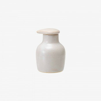 　ギフト対応について　楽天国際配送対象店舗 （海外配送）　Rakuten International Shipping【メール便(定形外郵便)の配送について】※こちらの商品は、[メール便(定形外郵便)]での発送となります。※他商品との同梱された場合は、[宅配便]での発送となり通常の送料が掛かります。※[他商品との同梱][代金引換][配達日時指定]でのご注文をお受けできません。※原則ポスト投函となります。通常の[宅配便]と違い配達までのお時間が掛かる場合があります。&nbsp;西海陶器 白釉 ミニ汁次 20489おすすめ【西海陶器 白釉 ミニ汁次 20489】 fk094igrjs 小さめの醤油さしなので、その都度使いきれる容量となってます。あったらうれしい小ぶりなサイズ。※ご使用後はなるべく早く洗剤で洗い、充分に乾燥させてから収納してください。※欠けたりヒビが入った商品は、ご使用をお止めください。ケガなどの原因になります。※サイズ・重量・形状・色柄などは、焼成や原料の事情で若干の誤差が生じることがあります。サイズ約φ5×H7cm個装サイズ：11×9×9cm重量約60g個装重量：90g素材・材質磁器仕様商品容量:約50ml食洗器:可電子レンジ:可オーブン:不可直火:不可生産国日本 製品詳細 商品名：西海陶器 白釉 ミニ汁次 20489カラー・サイズ名称：1776466JANコード：4965451204895 広告文責 (有)イースクエアTEL:0120-532-772 ※お客さま都合による、ご注文後の[キャンセル][変更][返品][交換]はお受けできませんのでご注意下さいませ。※当店では、すべての商品で在庫を持っておりません。記載の納期を必ずご確認ください。※ご注文いただいた場合でもメーカーの[在庫切れ][欠品][廃盤]などの理由で、[記載の納期より発送が遅れる][発送できない]場合がございます。その際は、当店よりご連絡させていただきます。あらかじめご了承ください。【メール便(定形外郵便)の配送について】※こちらの商品は、[メール便(定形外郵便)]での発送となります。※他商品との同梱された場合は、[宅配便]での発送となり通常の送料が掛かります。※[他商品との同梱][代金引換][配達日時指定]でのご注文をお受けできません。※原則ポスト投函となります。通常の[宅配便]と違い配達までのお時間が掛かる場合があります。 こちらの商品は【お取り寄せ(14営業日以内に発送予定)】となります。