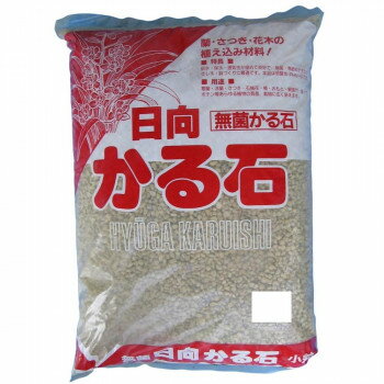 　ギフト対応について　楽天国際配送対象店舗 （海外配送）　Rakuten International Shipping&nbsp;グリーンプラン 日向かる石(小粒) 18L単用土【グリーンプラン 日向かる石(小粒) 18L】 fk094igrjs 多孔質のため、非常に軽く、通気性と排水性に優れています。宮崎県日向地方で産出された軽石です。サイズ奥行53×幅34×高さ11cm個装サイズ：53×34×11cm重量8kg個装重量：8000g生産国日本 製品詳細 商品名：グリーンプラン 日向かる石(小粒) 18Lカラー・サイズ名称：2274450JANコード：4936237213189 広告文責 (有)イースクエアTEL:0120-532-772 ※お客さま都合による、ご注文後の[キャンセル][変更][返品][交換]はお受けできませんのでご注意下さいませ。※当店では、すべての商品で在庫を持っておりません。記載の納期を必ずご確認ください。※ご注文いただいた場合でもメーカーの[在庫切れ][欠品][廃盤]などの理由で、[記載の納期より発送が遅れる][発送できない]場合がございます。その際は、当店よりご連絡させていただきます。あらかじめご了承ください。 こちらの商品は【お取り寄せ(14営業日以内に発送予定)】となります。