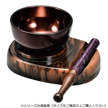 　ギフト対応について　楽天国際配送対象店舗 （海外配送）　Rakuten International Shipping&nbsp;こだちりん台セット ことね(琴音) りん2.5寸 黒丹色/あずき 5930256095095りん、りん台、りん棒のセット【こだちりん台セット ことね(琴音) りん2.5寸 黒丹色/あずき 5930256095095】 fk094igrjs 3つのポリウレタン製クッションでりんを支えます。サイズ奥行133×幅107×高さ60mm個装サイズ：30.0×20.0×15.0cm重量165g個装重量：650g素材・材質りん:シルジン青銅・銅・亜鉛、表面加工/吹き付け塗装りん台:ABS、表面加工/ウレタン、クッション/ウレタンりん棒:黒檀・ポリエステルセット内容ことねりん2.5寸×1、こだちりん台×1、煌巻りん棒黒檀4.0寸×1生産国日本 製品詳細 商品名：こだちりん台セット ことね(琴音) りん2.5寸 黒丹色/あずき 5930256095095カラー・サイズ名称：2281551JANコード：4532902043183 広告文責 (有)イースクエアTEL:0120-532-772 ※お客さま都合による、ご注文後の[キャンセル][変更][返品][交換]はお受けできませんのでご注意下さいませ。※当店では、すべての商品で在庫を持っておりません。記載の納期を必ずご確認ください。※ご注文いただいた場合でもメーカーの[在庫切れ][欠品][廃盤]などの理由で、[記載の納期より発送が遅れる][発送できない]場合がございます。その際は、当店よりご連絡させていただきます。あらかじめご了承ください。 こちらの商品は【お取り寄せ(14営業日以内に発送予定)】となります。