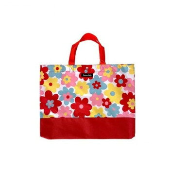 　ギフト対応について　楽天国際配送対象店舗 （海外配送）　Rakuten International Shipping&nbsp;Hanna Hula(ハンナフラ) キッズ レッスンバッグ ポップフラワー CKLB-PPFおすすめ【Hanna Hula(ハンナフラ) キッズ レッスンバッグ ポップフラワー CKLB-PPF】 fk094igrjs 通園や習い事などにちょうど良いサイズのレッスンバッグ。おけいこ道具や教科書を入れたりするのにお使い頂けます。マグネット開閉。軽い素材を使用しているのでお子様もラクラク持ち運び。汚れに強く撥水加工済みなので雨の日も安心。サイズ横40×縦30×奥行き4cm個装サイズ：30×40×4cm重量約155g個装重量：155g素材・材質ポリエステル生産国中国 製品詳細 商品名：Hanna Hula(ハンナフラ) キッズ レッスンバッグ ポップフラワー CKLB-PPFカラー・サイズ名称：1882094JANコード：4580403102762 広告文責 (有)イースクエアTEL:0120-532-772 ※お客さま都合による、ご注文後の[キャンセル][変更][返品][交換]はお受けできませんのでご注意下さいませ。※当店では、すべての商品で在庫を持っておりません。記載の納期を必ずご確認ください。※ご注文いただいた場合でもメーカーの[在庫切れ][欠品][廃盤]などの理由で、[記載の納期より発送が遅れる][発送できない]場合がございます。その際は、当店よりご連絡させていただきます。あらかじめご了承ください。 こちらの商品は【お取り寄せ(14営業日以内に発送予定)】となります。