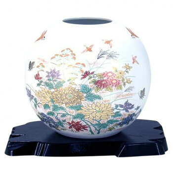 &nbsp;日本製 伝統工芸 九谷焼 5.5号花瓶 小菊 N164-04和風にも洋風にも合わせやすい花瓶【日本製 伝統工芸 九谷焼 5.5号花瓶 小菊 N164-04】 fk094igrjs 和風にも洋風にも合わせやすく、室内のあらゆる場所で飾って楽しめます。観賞用としてはもちろん、贈答品や海外へのお土産としても多くの方に喜ばれています。※こちらの商品は、全て作家・職人による手作りのため、商品ごとに模様やサイズなどに若干の個体差がございます。※手作りならではの風合いや特徴としてご理解いただいたうえで、お買い求めいただきますようお願い致します。※商品の写真はできる限り実物に近いよう調整しております。※色合いにつきましてはお客様のモニター環境などにより、色味が変わって見えることがございます。サイズ径17×高さ15.5cm個装サイズ：17×17×15.5cm重量個装重量：800g素材・材質磁器仕様化粧箱付属品花台生産国日本 製品詳細 商品名：日本製　伝統工芸　九谷焼 5.5号花瓶 小菊 N164-04カラー・サイズ名称：2330097JANコード：4514205076440 広告文責 (有)イースクエアTEL:0120-532-772 ※お客さま都合による、ご注文後の[キャンセル][変更][返品][交換]はお受けできませんのでご注意下さいませ。※当店では、すべての商品で在庫を持っておりません。記載の納期を必ずご確認ください。※ご注文いただいた場合でもメーカーの[在庫切れ][欠品][廃盤]などの理由で、[記載の納期より発送が遅れる][発送できない]場合がございます。その際は、当店よりご連絡させていただきます。あらかじめご了承ください。※こちらの商品は【他商品との同梱】ができません。※こちらの商品は【ギフトサービス】をお受けすることができません。 こちらの商品は【お取り寄せ(21営業日以内に発送予定)】となります。