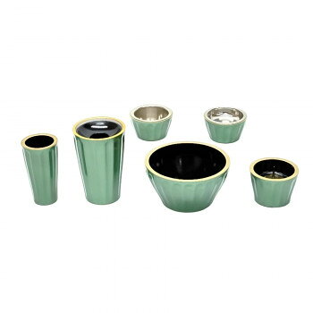 &nbsp;オーラ6具足 グリーン樹脂製のモダン仏具セット【オーラ6具足 グリーン】 fk094igrjs 仏器、茶湯器にはステンレス製のオトシ付き。花立には生花が広がらない押さえ付き。香炉と灯立は耐熱樹脂製のため安心してお使いいただけます。塗装は重ね塗りで金属製具足にも劣らない質感です。サイズ個装サイズ：95×32×32cm重量個装重量：800g素材・材質花立:ABS・フェノール等・鉄香炉:フェノール茶湯器・仏器:ABS・ステンレス線香差し:ABS・鉄仕様【表面加工】ウレタン【サイズ】花立:φ53×H80mm灯立:φ50×H35mm香炉:φ85×H45mm茶湯器:φ50×H30mm仏器:φ50×H30mm線香差し:φ35×H70mm生産国日本 広告文責 (有)イースクエアTEL:0120-532-772 ※お客さま都合による、ご注文後の[キャンセル][変更][返品][交換]はお受けできませんのでご注意下さいませ。※当店では、すべての商品で在庫を持っておりません。記載の納期を必ずご確認ください。※ご注文いただいた場合でもメーカーの[在庫切れ][欠品][廃盤]などの理由で、[記載の納期より発送が遅れる][発送できない]場合がございます。その際は、当店よりご連絡させていただきます。あらかじめご了承ください。※こちらの商品は【他商品との同梱】ができません。※こちらの商品は【ギフトサービス】をお受けすることができません。 こちらの商品は【お取り寄せ(14営業日以内に発送予定)】となります。