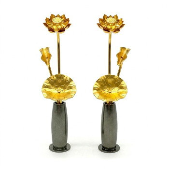 &nbsp;水鋲豆常花(対) メタルグレー 金色2.5寸スッキリとしたシンプルなデザインの小さな常花【水鋲豆常花(対) メタルグレー 金色2.5寸】 fk094igrjs アルミ製常花と真鍮製花立のセットです。サイズ総高さ120mm(花立40/常花80mm)個装サイズ：95×32×32cm重量個装重量：500g素材・材質真鍮・アルミ等仕様表面加工:樹脂塗装・メッキ加工生産国日本 広告文責 (有)イースクエアTEL:0120-532-772 ※お客さま都合による、ご注文後の[キャンセル][変更][返品][交換]はお受けできませんのでご注意下さいませ。※当店では、すべての商品で在庫を持っておりません。記載の納期を必ずご確認ください。※ご注文いただいた場合でもメーカーの[在庫切れ][欠品][廃盤]などの理由で、[記載の納期より発送が遅れる][発送できない]場合がございます。その際は、当店よりご連絡させていただきます。あらかじめご了承ください。※こちらの商品は【他商品との同梱】ができません。※こちらの商品は【ギフトサービス】をお受けすることができません。 こちらの商品は【お取り寄せ(14営業日以内に発送予定)】となります。