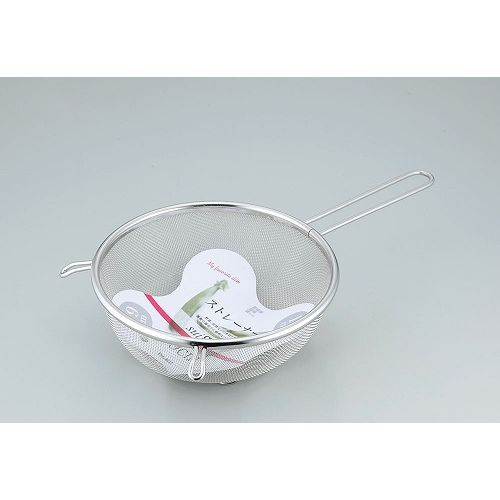 　ギフトサービスについてお手入れ簡単ステンレス製のストレーナー。用途に合わせて選べる「suigut」キッチンシリーズ。麺類の湯切りや、野菜果物などの水切りに便利。底部分がシンクに直接触れず、置いたまま簡単に水切りできる足付きタイプ。ハンドル付きで、ボウルに重ねて食材を水にさらすときや麺類の湯切りに便利です。錆びに強く、頑丈で長持ちなステンレス製。サイズ(約):内径19cm個装サイズ(約) 幅20.4×奥行34.5×高さ8cm材質:ステンレス鋼製造国:中国商品特徴一覧、4903779465772、通信販売、通販、販売、買う、購入、お店、売っている、ショッピング【和平フレイズ SUIグート ストレーナー 19cm SUI-6022】広告文責(有)イースクエアTEL:0120-532-772お手入れ簡単ステンレス製のストレーナー。用途に合わせて選べる「suigut」キッチンシリーズ。麺類の湯切りや、野菜果物などの水切りに便利。底部分がシンクに直接触れず、置いたまま簡単に水切りできる足付きタイプ。ハンドル付きで、ボウルに重ねて食材を水にさらすときや麺類の湯切りに便利です。錆びに強く、頑丈で長持ちなステンレス製。サイズ(約):内径19cm個装サイズ(約) 幅20.4×奥行34.5×高さ8cm材質:ステンレス鋼製造国:中国※お客さま都合による、ご注文後の[キャンセル][変更][返品][交換]はお受けできませんのでご注意下さいませ。※当店では、すべての商品で在庫を持っておりません。記載の納期を必ずご確認ください。※ご注文いただいた場合でもメーカーの[在庫切れ][欠品][廃盤]などの理由で、[記載の納期より発送が遅れる][発送できない]場合がございます。その際は、当店よりご連絡させていただきます。あらかじめご了承ください。※リニューアル等により パッケージ、仕様、セット内容 が変更になる場合がございます。予めご了承下さい。こちらの商品は【お取り寄せ(7〜10営業日以内に発送予定)】となります。あらかじめご了承くださいませ。