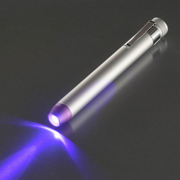 イースクエアのLED UVブラックライト(波長395nm/連続使用32時間/単4形×2本使用/アルミボディ/シルバー) (LHA-UV395/1-S2)｜アングル2