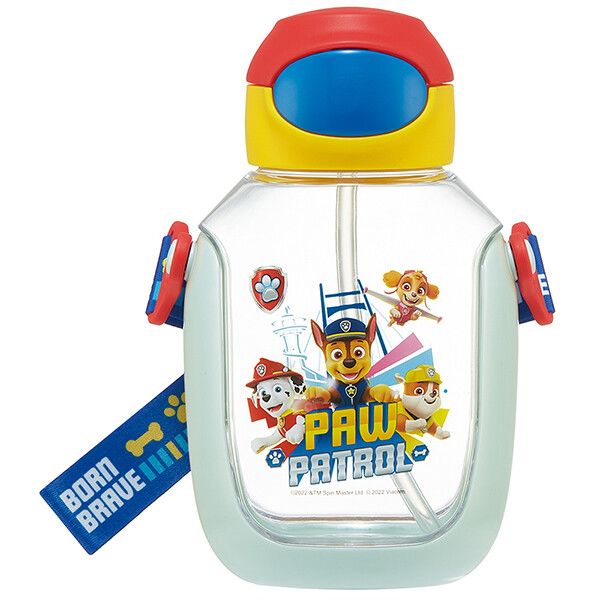 　ギフトサービスについてフタがワンプッシュでオープンする、ストロー飲みタイプのボトル(水筒)。やや平らな形で小さな手でも掴みやすい。本体にはクリアで中身が見えやすく丈夫な素材を採用。開けるとシリコーンゴム製のストローが飛び出てきて飲みやすい。肩にかけて持ち運べるショルダーベルト付き。名前シール付き。■サイズ・容量: サイズ:約112×76×176mm容量:約530ml■生産地:中国■素材・成分:本体/飽和ポリエステル樹脂 (耐熱温度100度)本体カバー・押しボタン/ABS樹脂 (耐熱温度100度)フタ・キャップ・ベルト止具/ポリプロピレン (耐熱温度 120度)パッキン・飲み口・ストロー/シリコーンゴム(耐熱温度 140度)ベルト/ポリエステル■パッケージ:個包装■商品札:無し商品特徴一覧スケーター(Skater)、638992-PDSH6DX、PAW PATROL、生活雑貨 → 食器・キッチン → お弁当グッズ → 水筒、ワンプッシュストローボトル、トロール、水筒 スケーター、Paw、公式、4973307638992、通信販売、通販、販売、買う、購入、お店、売っている、ショッピング▼関連商品はこちら。パウ・パトロール 23 水筒ショルダーベルトカバー スケーター【パウ・パトロール 23 ワンプッシュストローボトル 水筒 スケーター】広告文責(有)イースクエアTEL:0120-532-772フタがワンプッシュでオープンする、ストロー飲みタイプのボトル(水筒)。やや平らな形で小さな手でも掴みやすい。本体にはクリアで中身が見えやすく丈夫な素材を採用。開けるとシリコーンゴム製のストローが飛び出てきて飲みやすい。肩にかけて持ち運べるショルダーベルト付き。名前シール付き。■サイズ・容量: サイズ:約112×76×176mm容量:約530ml■生産地:中国■素材・成分:本体/飽和ポリエステル樹脂 (耐熱温度100度)本体カバー・押しボタン/ABS樹脂 (耐熱温度100度)フタ・キャップ・ベルト止具/ポリプロピレン (耐熱温度 120度)パッキン・飲み口・ストロー/シリコーンゴム(耐熱温度 140度)ベルト/ポリエステル■パッケージ:個包装■商品札:無し※お客さま都合による、ご注文後の[キャンセル][変更][返品][交換]はお受けできませんのでご注意下さいませ。※当店では、すべての商品で在庫を持っておりません。記載の納期を必ずご確認ください。※ご注文いただいた場合でもメーカーの[在庫切れ][欠品][廃盤]などの理由で、[記載の納期より発送が遅れる][発送できない]場合がございます。その際は、当店よりご連絡させていただきます。あらかじめご了承ください。※リニューアル等により パッケージ、仕様、セット内容 が変更になる場合がございます。予めご了承下さい。こちらの商品は【お取り寄せ(7〜10営業日以内に発送予定)】となります。あらかじめご了承くださいませ。