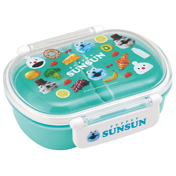 　ギフトサービスについて食洗機対応のお弁当箱(ランチボックス)。フタが盛り上がっていて、お料理などをふわっと盛り付けられる。おかずが片寄りにくい高い仕切り付き。盛り付けに便利な中子付き。パッキンと止具でしっかり密封。フタを外して電子レンジ加熱OK。お弁当箱1/2に入るご飯の量は、お茶椀(約200ml) 約0.9杯。名前シール入り。■サイズ・容量: サイズ:約148×123×56mm容量:約360ml■生産地:日本■素材・成分:フタ/AS樹脂 (耐熱温度/100度)本体・中子・仕切/ポリプロピレン (耐熱温度/140度)止め具/ABS樹脂 (耐熱温度/100度)パッキン/シリコーンゴム (耐熱温度/140度)■パッケージ:個包装■商品札:無し商品特徴一覧スケーター(Skater)、727931-QAF2BA、パペットスンスン、生活雑貨 → 食器・キッチン → お弁当グッズ → お弁当箱、スケーター、パペットスンスン、食洗機対応、ふわっとフタタイトランチボックス小判、公式、4973307727931、通信販売、通販、販売、買う、購入、お店、売っている、ショッピング▼関連商品はこちら。パペットスンスン リュックやランドセルを背負えるレインコート スケーターパペットスンスン キッズレインポンチョ 90cm スケーターパペットスンスン おしぼりセット スケーターパペットスンスン 超軽量ロック付ワンプッシュダイレクトステンレスボトル スケーターパペットスンスン ダイカット救急絆創膏(ばんそうこう) 20枚入 スケーターパペットスンスン 食洗機対応 スライド箸＆箸箱セット (名入れスペース付箸) スケーターパペットスンスン 食洗機対応 プラコップ スケーターパペットスンスン レジャーシート生地バッグ L スケーターパペットスンスン 食洗機対応 直飲みプラワンタッチボトル 水筒 スケーターパペットスンスン エナメルペットボトルケース スケーターパペットスンスン ふわっとフタタイトランチボックス角型 スケーターパペットスンスン 食洗機対応 スライド式トリオセット スケーターパペットスンスン メラミンタンブラー スケーターパペットスンスン 薄肉メラミンプレート スケーターパペットスンスン 折りたたみバスケット スケーター【パペットスンスン 食洗機対応 ふわっとフタタイトランチボックス小判 スケーター】広告文責(有)イースクエアTEL:0120-532-772食洗機対応のお弁当箱(ランチボックス)。フタが盛り上がっていて、お料理などをふわっと盛り付けられる。おかずが片寄りにくい高い仕切り付き。盛り付けに便利な中子付き。パッキンと止具でしっかり密封。フタを外して電子レンジ加熱OK。お弁当箱1/2に入るご飯の量は、お茶椀(約200ml) 約0.9杯。名前シール入り。■サイズ・容量: サイズ:約148×123×56mm容量:約360ml■生産地:日本■素材・成分:フタ/AS樹脂 (耐熱温度/100度)本体・中子・仕切/ポリプロピレン (耐熱温度/140度)止め具/ABS樹脂 (耐熱温度/100度)パッキン/シリコーンゴム (耐熱温度/140度)■パッケージ:個包装■商品札:無し※お客さま都合による、ご注文後の[キャンセル][変更][返品][交換]はお受けできませんのでご注意下さいませ。※当店では、すべての商品で在庫を持っておりません。記載の納期を必ずご確認ください。※ご注文いただいた場合でもメーカーの[在庫切れ][欠品][廃盤]などの理由で、[記載の納期より発送が遅れる][発送できない]場合がございます。その際は、当店よりご連絡させていただきます。あらかじめご了承ください。※リニューアル等により パッケージ、仕様、セット内容 が変更になる場合がございます。予めご了承下さい。こちらの商品は【お取り寄せ(7〜10営業日以内に発送予定)】となります。あらかじめご了承くださいませ。