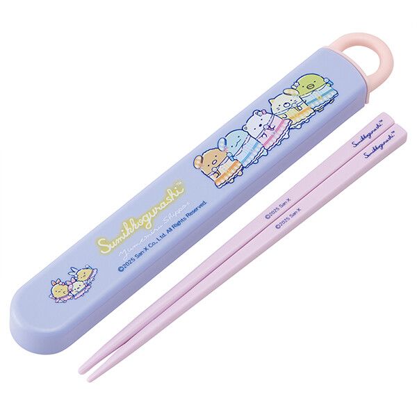 　ギフトサービスについて【メール便(ネコポス)の配送について】※こちらの商品は、4個まで[メール便(ネコポス)]での発送が可能です。※[メール便]での発送をご希望の場合は、注文確認画面にて[配送方法]を[メール便]に変更してください。[配送方法]を変更されてない場合は、[宅配便]での発送となり通常の送料が掛かります。※5個以上となった場合は、[個口数分の送料]もしくは[宅配便での送料]を適用いたします。※[他商品との同梱][代金引換][配達日時指定]でのご注文をお受けできません。※原則ポスト投函となります。通常の[宅配便]と違い配達までのお時間が掛かる場合があります。食器洗い乾燥機OKのお箸とケース(箸箱)のセット。ケースは指で引き出すスライド式で、衝撃に強くて壊れにくい丈夫な構造。フタのケース本体からの抜け落ちを防ぐ、外れにくい構造のストッパー付き。フタは力を入れて引っ張ると外れるので、洗いやすく分解可能。お箸には名前を入れられるスペース付き。ケース用の名前シール付き。■サイズ・容量: ケース/約195×27×15mm箸の長さ/約165mm■生産地:日本■素材・成分:フタ・箸/AS樹脂 (耐熱温度/100度)本体/ポリプロピレン (耐熱温度/140度)■パッケージ:個包装■商品札:無し商品特徴一覧スケーター(Skater)、692307-ABS2AM、サンエックス すみっコぐらし、生活雑貨 → 食器・キッチン → お弁当グッズ → お弁当用カトラリー、すみっコぐらし、スケーター、サンエックス、箸箱セット、スライド箸、公式、4973307692307、通信販売、通販、販売、買う、購入、お店、売っている、ショッピング▼関連商品はこちら。すみっコぐらし 夢見るしっぽず 食洗機対応 直飲みプラワンタッチボトル 水筒 スケーターすみっコぐらし 夢見るしっぽず アルミ弁当箱 370ml スケーターすみっコぐらし 夢見るしっぽず ランチ巾着 スケーターすみっコぐらし 夢見るしっぽず ランチクロス スケーターすみっコぐらし 夢見るしっぽず ふわっとフタタイトランチボックス角型 スケーターすみっコぐらし 夢見るしっぽず コップ袋 スケーターすみっコぐらし 夢見るしっぽず おしぼりセット スケーターすみっコぐらし 夢見るしっぽず 食洗機 ふわっとフタタイトランチボックス小判 スケーターすみっコぐらし 夢見るしっぽず 食洗機対応 プラコップ スケーターすみっコぐらし 夢見るしっぽず 食洗機対応 スライド式トリオセット スケーター【すみっコぐらし 夢見るしっぽず 食洗機対応 スライド箸＆箸箱セット スケーター】広告文責(有)イースクエアTEL:0120-532-772食器洗い乾燥機OKのお箸とケース(箸箱)のセット。ケースは指で引き出すスライド式で、衝撃に強くて壊れにくい丈夫な構造。フタのケース本体からの抜け落ちを防ぐ、外れにくい構造のストッパー付き。フタは力を入れて引っ張ると外れるので、洗いやすく分解可能。お箸には名前を入れられるスペース付き。ケース用の名前シール付き。■サイズ・容量: ケース/約195×27×15mm箸の長さ/約165mm■生産地:日本■素材・成分:フタ・箸/AS樹脂 (耐熱温度/100度)本体/ポリプロピレン (耐熱温度/140度)■パッケージ:個包装■商品札:無し※お客さま都合による、ご注文後の[キャンセル][変更][返品][交換]はお受けできませんのでご注意下さいませ。※当店では、すべての商品で在庫を持っておりません。記載の納期を必ずご確認ください。※ご注文いただいた場合でもメーカーの[在庫切れ][欠品][廃盤]などの理由で、[記載の納期より発送が遅れる][発送できない]場合がございます。その際は、当店よりご連絡させていただきます。あらかじめご了承ください。※リニューアル等により パッケージ、仕様、セット内容 が変更になる場合がございます。予めご了承下さい。【メール便(ネコポス)の配送について】※こちらの商品は、4個まで[メール便(ネコポス)]での発送が可能です。※[メール便]での発送をご希望の場合は、注文確認画面にて[配送方法]を[メール便]に変更してください。[配送方法]を変更されてない場合は、[宅配便]での発送となり通常の送料が掛かります。※5個以上となった場合は、[個口数分の送料]もしくは[宅配便での送料]を適用いたします。※[他商品との同梱][代金引換][配達日時指定]でのご注文をお受けできません。※原則ポスト投函となります。通常の[宅配便]と違い配達までのお時間が掛かる場合があります。こちらの商品は【お取り寄せ(7〜10営業日以内に発送予定)】となります。あらかじめご了承くださいませ。