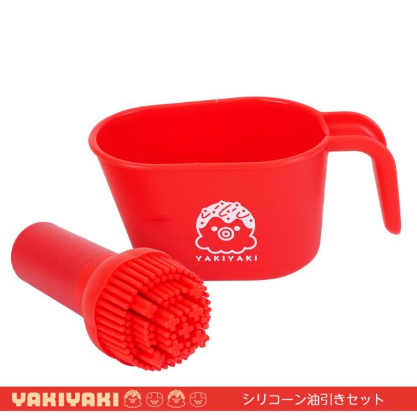 　ギフトサービスについて【メール便(定形外郵便)の配送について】※こちらの商品は、[メール便(定形外郵便)]での発送となります。※他商品との同梱された場合は、[宅配便]での発送となり通常の送料が掛かります。※[他商品との同梱][代金引換][配達日時指定]でのご注文をお受けできません。※原則ポスト投函となります。通常の[宅配便]と違い配達までのお時間が掛かる場合があります。和平フレイズ商品サイズ(約):110×54×100mm商品重量(約):62g■生産地:中国製■素材・成分:ハンドル:ポリプロピレンブラシ:シリコーンゴム■パッケージ:個別台紙みんなが大好きな”粉もん”。『元祖やきやき』シリーズは、屋台やお店のような本格的な美味しさをお家で楽しめます。たこ焼きやお好み焼き、もんじゃ焼といった粉もの料理、ホットプレート調理に便利な小物類です。毛が傷みにくいシリコーン製の刷毛。たこ焼器の穴にピッタリフィットする円形ブラシです。容器にはカス取りが付いているので、刷毛に付いたカスを取り除いて何回でもキレイな油が引けます。刷毛のクシ、容器のカス取りは、取り外して洗えます。商品特徴一覧1026940、和平フレイズ、生活雑貨 → 食器・キッチン → キッチンツール → その他、4903779477010、通信販売、通販、販売、買う、購入、お店、売っている、ショッピング▼関連商品はこちら。元祖やきやき 薬味トング YR-012元祖やきやき プラたこ焼ピック フィギュア付 YR-014元祖やきやき ステンレスたこ焼ピック YR-015元祖やきやき たこのようじ入れ YR-028元祖やきやき たこの薬味入れ YR-029元祖やきやき 木製たこ焼き盛り皿 10枚入 YR-025元祖やきやき ディスペンサー 赤 YR-001元祖やきやき 立つお好み返し 二刀流 YR-006元祖やきやき 食べコテ 2本入り YR-007元祖やきやき でか返し YR-008元祖やきやき ステンレス起し金 小 YR-009元祖やきやき ステンレス起し金 大 YR-010元祖やきやき ステンレスもんじゃヘラ 2本組 YR-011元祖やきやき 泡立て YR-002 [日本製]元祖やきやき 粉まぜらー YR-003 [日本製]元祖やきやき そそぎやすいお玉 YR-004 [日本製]元祖やきやき 切り分けヘラ YR-005 [日本製]元祖やきやき 油引セット YR-016元祖やきやき 油引きセット用替芯 YR-017【元祖やきやき シリコーン油引きセット YR-019】広告文責(有)イースクエアTEL:0120-532-772和平フレイズ商品サイズ(約):110×54×100mm商品重量(約):62g■生産地:中国製■素材・成分:ハンドル:ポリプロピレンブラシ:シリコーンゴム■パッケージ:個別台紙みんなが大好きな”粉もん”。『元祖やきやき』シリーズは、屋台やお店のような本格的な美味しさをお家で楽しめます。たこ焼きやお好み焼き、もんじゃ焼といった粉もの料理、ホットプレート調理に便利な小物類です。毛が傷みにくいシリコーン製の刷毛。たこ焼器の穴にピッタリフィットする円形ブラシです。容器にはカス取りが付いているので、刷毛に付いたカスを取り除いて何回でもキレイな油が引けます。刷毛のクシ、容器のカス取りは、取り外して洗えます。※お客さま都合による、ご注文後の[キャンセル][変更][返品][交換]はお受けできませんのでご注意下さいませ。※当店では、すべての商品で在庫を持っておりません。記載の納期を必ずご確認ください。※ご注文いただいた場合でもメーカーの[在庫切れ][欠品][廃盤]などの理由で、[記載の納期より発送が遅れる][発送できない]場合がございます。その際は、当店よりご連絡させていただきます。あらかじめご了承ください。※リニューアル等により パッケージ、仕様、セット内容 が変更になる場合がございます。予めご了承下さい。【メール便(定形外郵便)の配送について】※こちらの商品は、[メール便(定形外郵便)]での発送となります。※他商品との同梱された場合は、[宅配便]での発送となり通常の送料が掛かります。※[他商品との同梱][代金引換][配達日時指定]でのご注文をお受けできません。※原則ポスト投函となります。通常の[宅配便]と違い配達までのお時間が掛かる場合があります。こちらの商品は【お取り寄せ(14営業日以内に発送予定)】となります。あらかじめご了承くださいませ。