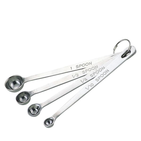 　ギフトサービスについて和田助製作所容量(約):1cc・1/2cc・1/4cc・1/10cc使用板厚(約):1mm■生産地:日本■素材・成分:本体:18-8ステンレス■パッケージ:袋入お料理やお菓子作りの必需品。錆びにくく衛生的なステンレス製です。厚みのあるステンレス板を使用した頑丈設計。味噌などをすくっても曲がりません。プロの厨房など業務用のご使用にも耐えられるタフな計量スプーン。溶接や部品によるつなぎ目がない一体成型。ご家庭での使用では、無くさない限り長くご使用頂けます。食洗器対応。商品特徴一覧11700913、和田助製作所、生活雑貨 → 食器・キッチン → キッチンツール → 計量器 → 計量スプーン、4562171640653、通信販売、通販、販売、買う、購入、お店、売っている、ショッピング▼関連商品はこちら。[和田助製作所] 極厚計量スプーン 2本組 4911-0002[和田助製作所] 極厚計量スプーン 3本組 4911-0003[和田助製作所] 極厚計量スプーン 7本組 4911-0007[和田助製作所] 極厚計量スプーン 9本組 4911-0009[和田助製作所] 極厚計量スプーン 11本組 4911-0011【[和田助製作所] 極厚計量スプーン 4本組 4911-0004】広告文責(有)イースクエアTEL:0120-532-772和田助製作所容量(約):1cc・1/2cc・1/4cc・1/10cc使用板厚(約):1mm■生産地:日本■素材・成分:本体:18-8ステンレス■パッケージ:袋入お料理やお菓子作りの必需品。錆びにくく衛生的なステンレス製です。厚みのあるステンレス板を使用した頑丈設計。味噌などをすくっても曲がりません。プロの厨房など業務用のご使用にも耐えられるタフな計量スプーン。溶接や部品によるつなぎ目がない一体成型。ご家庭での使用では、無くさない限り長くご使用頂けます。食洗器対応。※お客さま都合による、ご注文後の[キャンセル][変更][返品][交換]はお受けできませんのでご注意下さいませ。※当店では、すべての商品で在庫を持っておりません。記載の納期を必ずご確認ください。※ご注文いただいた場合でもメーカーの[在庫切れ][欠品][廃盤]などの理由で、[記載の納期より発送が遅れる][発送できない]場合がございます。その際は、当店よりご連絡させていただきます。あらかじめご了承ください。※リニューアル等により パッケージ、仕様、セット内容 が変更になる場合がございます。予めご了承下さい。こちらの商品は【お取り寄せ(14営業日以内に発送予定)】となります。あらかじめご了承くださいませ。