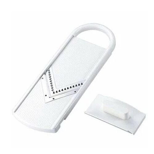 　ギフトサービスについて下村工業商品サイズ(約):270×98×40mm商品重量(約):160g■生産地:日本■素材・成分:本体:ABS樹脂、刃部/ステンレス刃物鋼、野菜ホルダー:ABS樹脂■パッケージ:個別台紙スイスイ切れて、お料理の下ごしらえがバッチリ。食材が横滑りせずカットしやすいV型の刃が特徴です。小さくなった野菜も無駄なく安全にカットできるホルダー付き。幅3mmの千切りができます。商品特徴一覧1451118、下村工業、生活雑貨 → 食器・キッチン → キッチンツール → おろし器・スライサー、4962336605556、通信販売、通販、販売、買う、購入、お店、売っている、ショッピング▼関連商品はこちら。[下村工業] ブイツール V型スライサー ホルダー付 VSV-01DP【[下村工業] ブイツール V型千切り器 ホルダー付 VSV-02DP】広告文責(有)イースクエアTEL:0120-532-772下村工業商品サイズ(約):270×98×40mm商品重量(約):160g■生産地:日本■素材・成分:本体:ABS樹脂、刃部/ステンレス刃物鋼、野菜ホルダー:ABS樹脂■パッケージ:個別台紙スイスイ切れて、お料理の下ごしらえがバッチリ。食材が横滑りせずカットしやすいV型の刃が特徴です。小さくなった野菜も無駄なく安全にカットできるホルダー付き。幅3mmの千切りができます。※お客さま都合による、ご注文後の[キャンセル][変更][返品][交換]はお受けできませんのでご注意下さいませ。※当店では、すべての商品で在庫を持っておりません。記載の納期を必ずご確認ください。※ご注文いただいた場合でもメーカーの[在庫切れ][欠品][廃盤]などの理由で、[記載の納期より発送が遅れる][発送できない]場合がございます。その際は、当店よりご連絡させていただきます。あらかじめご了承ください。※リニューアル等により パッケージ、仕様、セット内容 が変更になる場合がございます。予めご了承下さい。こちらの商品は【お取り寄せ(14営業日以内に発送予定)】となります。あらかじめご了承くださいませ。