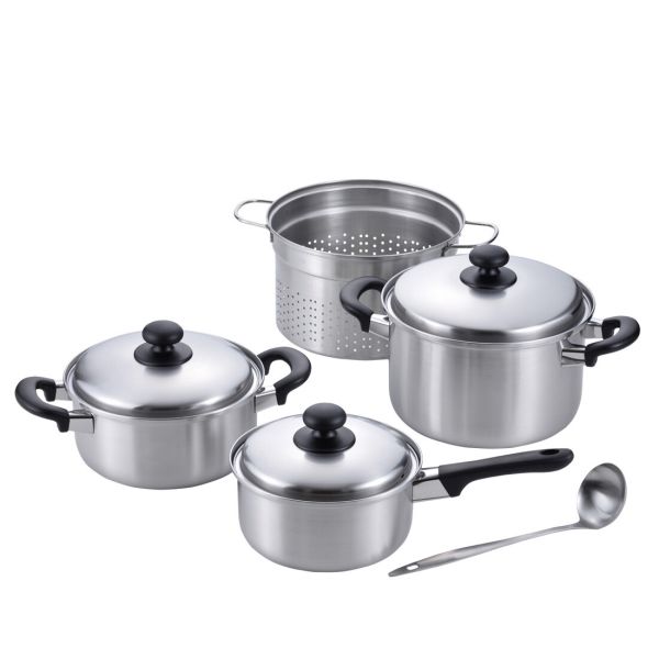 　ギフトサービスについて和平フレイズ●片手鍋18cm商品サイズ(約):355×200×150mm商品重量(約):680g満水容量(約):2.4L●両手鍋20cm商品サイズ(約):330×220×160mm商品重量(約):840g満水容量(約):3.1L●パスタポット22cm商品サイズ(約):350×240×230mm商品重量(約):1400g満水容量(約):5.4L●お玉商品サイズ(約):全長280mm商品重量(約):89g■生産地:日本■素材・成分:本体・中子・お玉:ステンレス鋼■パッケージ:個別箱【燕三(えんぞう)】室町時代に始まる新潟県央の歴史をつなぐ早くから鍛冶が行われ、日本一のハウスウェア生産地へと成長した新潟県燕市。そこから道具作りの原点に立ち、先人への感謝と、地域の誇りで生み出されたのが『燕三』です。燕三条製にこだわったステンレス製品。絶妙な火の通り具合を再現できる、厚すぎず薄すぎない板厚。柔らかく食材を煮るための底の丸み形状。握った手が熱くなりにくい樹脂製のハンドル。さりげない使いやすさにこだわった丈夫で飽きのこないステンレスの鍋は、家庭の台所に一つあると頼りになる存在です。IHクッキングヒーター、ガスコンロにも対応します。●セット内容:片手鍋18cm、両手鍋20cm、パスタポット24cm、お玉×各1商品特徴一覧1034267、和平フレイズ、生活雑貨 → 食器・キッチン → 調理器具 → その他、4903779120237、通信販売、通販、販売、買う、購入、お店、売っている、ショッピング▼関連商品はこちら。燕三 IH対応 片手鍋18cm＆両手鍋20cm＆二段蒸し器24cm お玉付 EM-023燕三 IH対応 片手鍋18cm＆二段蒸し器24cm お玉付 EM-021【燕三 IH対応 片手鍋18cm＆両手鍋20cm＆パスタポット22cm お玉付 EM-022】広告文責(有)イースクエアTEL:0120-532-772和平フレイズ●片手鍋18cm商品サイズ(約):355×200×150mm商品重量(約):680g満水容量(約):2.4L●両手鍋20cm商品サイズ(約):330×220×160mm商品重量(約):840g満水容量(約):3.1L●パスタポット22cm商品サイズ(約):350×240×230mm商品重量(約):1400g満水容量(約):5.4L●お玉商品サイズ(約):全長280mm商品重量(約):89g■生産地:日本■素材・成分:本体・中子・お玉:ステンレス鋼■パッケージ:個別箱【燕三(えんぞう)】室町時代に始まる新潟県央の歴史をつなぐ早くから鍛冶が行われ、日本一のハウスウェア生産地へと成長した新潟県燕市。そこから道具作りの原点に立ち、先人への感謝と、地域の誇りで生み出されたのが『燕三』です。燕三条製にこだわったステンレス製品。絶妙な火の通り具合を再現できる、厚すぎず薄すぎない板厚。柔らかく食材を煮るための底の丸み形状。握った手が熱くなりにくい樹脂製のハンドル。さりげない使いやすさにこだわった丈夫で飽きのこないステンレスの鍋は、家庭の台所に一つあると頼りになる存在です。IHクッキングヒーター、ガスコンロにも対応します。●セット内容:片手鍋18cm、両手鍋20cm、パスタポット24cm、お玉×各1※お客さま都合による、ご注文後の[キャンセル][変更][返品][交換]はお受けできませんのでご注意下さいませ。※当店では、すべての商品で在庫を持っておりません。記載の納期を必ずご確認ください。※ご注文いただいた場合でもメーカーの[在庫切れ][欠品][廃盤]などの理由で、[記載の納期より発送が遅れる][発送できない]場合がございます。その際は、当店よりご連絡させていただきます。あらかじめご了承ください。※リニューアル等により パッケージ、仕様、セット内容 が変更になる場合がございます。予めご了承下さい。こちらの商品は【お取り寄せ(14営業日以内に発送予定)】となります。あらかじめご了承くださいませ。