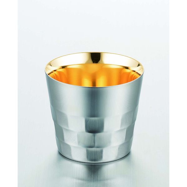 　ギフトサービスについてMade in japan直径85×75mm(満水容量:240ml)180g■生産地:日本■素材・成分:18-8ステンレス(内面:24金メッキ)■パッケージ:個包装■製造年:2026上質な金の輝きが特別な一杯を演出するプレミアムタンブラー「YKW-0070S 18-8ステンレス二重構造 オールドファッションタンブラー(内面24金メッキ)」は、外面のシンプルで上品なステンレスデザインと、内面24金メッキによる華やかな輝きを兼ね備えた高級タンブラーです。飲み物の味わいを引き立てながら、特別感のある一杯を演出するプレミアム仕様の酒器・グラスです。新潟・燕三条の金属加工技術による二重構造ステンレス採用で、保温・保冷性能にも優れ、業務用からギフトまで幅広く対応可能です。商品特長■ 内面24金メッキで極上の口当たり内側に施された24金メッキが雑味を抑え、日本酒・焼酎・ウイスキーなどの味わいをよりまろやかに引き立てます。■ 二重構造で温度を長時間キープ保温・保冷性に優れた構造で、飲み頃温度をしっかり保持。結露もしにくく快適に使用可能。■ 高級感のあるオールドファッションデザイン重厚感とシンプルさを両立したフォルムで、バー・料亭・ホテルなどの上質な空間に最適。■ 18-8ステンレスで高耐久・衛生的錆びにくく耐久性に優れ、業務用としても安心して使用できる素材。商品特徴一覧78-07906、Made in japan、生活雑貨 → 食器・キッチン → 食器 → グラス・コップ・タンブラー → コップ・タンブラー、4560433025040、通信販売、通販、販売、買う、購入、お店、売っている、ショッピング【18-8ステンレス二重構造 オールドファッションタンブラー(内面24金メッキ) YKW-0070S】広告文責(有)イースクエアTEL:0120-532-772Made in japan直径85×75mm(満水容量:240ml)180g■生産地:日本■素材・成分:18-8ステンレス(内面:24金メッキ)■パッケージ:個包装■製造年:2026上質な金の輝きが特別な一杯を演出するプレミアムタンブラー「YKW-0070S 18-8ステンレス二重構造 オールドファッションタンブラー(内面24金メッキ)」は、外面のシンプルで上品なステンレスデザインと、内面24金メッキによる華やかな輝きを兼ね備えた高級タンブラーです。飲み物の味わいを引き立てながら、特別感のある一杯を演出するプレミアム仕様の酒器・グラスです。新潟・燕三条の金属加工技術による二重構造ステンレス採用で、保温・保冷性能にも優れ、業務用からギフトまで幅広く対応可能です。商品特長■ 内面24金メッキで極上の口当たり内側に施された24金メッキが雑味を抑え、日本酒・焼酎・ウイスキーなどの味わいをよりまろやかに引き立てます。■ 二重構造で温度を長時間キープ保温・保冷性に優れた構造で、飲み頃温度をしっかり保持。結露もしにくく快適に使用可能。■ 高級感のあるオールドファッションデザイン重厚感とシンプルさを両立したフォルムで、バー・料亭・ホテルなどの上質な空間に最適。■ 18-8ステンレスで高耐久・衛生的錆びにくく耐久性に優れ、業務用としても安心して使用できる素材。※お客さま都合による、ご注文後の[キャンセル][変更][返品][交換]はお受けできませんのでご注意下さいませ。※当店では、すべての商品で在庫を持っておりません。記載の納期を必ずご確認ください。※ご注文いただいた場合でもメーカーの[在庫切れ][欠品][廃盤]などの理由で、[記載の納期より発送が遅れる][発送できない]場合がございます。その際は、当店よりご連絡させていただきます。あらかじめご了承ください。※リニューアル等により パッケージ、仕様、セット内容 が変更になる場合がございます。予めご了承下さい。こちらの商品は【お取り寄せ(14営業日以内に発送予定)】となります。あらかじめご了承くださいませ。