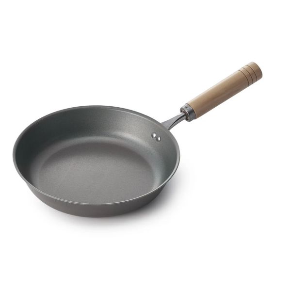 　ギフトサービスについてMade in japan製品重量 510g満水容量 1.2L製品寸法 約21×36×9cm深さ4cm個箱サイズ::34.8×21.3×7cm製品(箱込み)重量 :510g ( 652g )■生産地:日本■素材・成分:本体:鉄(板厚1.2mm)ハンドル:木柄シリコンクリア塗装■パッケージ:個包装■製造年:2026商品説明使い始めの空焼き・シーズニングが不要なので、鉄フライパン初心者にもおすすめの日本製フライパンです。本体には特殊加工「ナノエンボス」を採用。細かな凹凸により油なじみが良く、食材がこびりつきにくいのが特長です。また、鉄ならではの高温調理が可能なため、炒め物はシャキッと、お肉は香ばしく焼き上がります。表面が硬く丈夫なので、金属製のヘラやトングも使用可能。毎日使うほどに油がなじみ、自分だけの使いやすいフライパンへと育っていきます。20cmサイズは、お弁当作りや朝食、一人暮らし・少人数の調理にちょうど良い使いやすいサイズです。空焼き・シーズニング不要で、鉄フライパンデビューにもおすすめ。ナノエンボス加工で油なじみが良く、お手入れも簡単。鉄ならではの高温調理で、炒め物や焼き料理がおいしく仕上がります。金属ヘラも使える丈夫なつくりで長く愛用できます。安心の日本製。ギフトやこだわりのキッチン用品としてもおすすめです商品特徴一覧KS-9005、Made in japan、生活雑貨 → 食器・キッチン → 調理器具 → フライパン、4900896190051、通信販売、通販、販売、買う、購入、お店、売っている、ショッピング▼関連商品はこちら。真・匠味 鉄フライパン 23cm KS-9006真・匠味 鉄マルチパン 26cm KS-9004真・匠味 鉄マルチパン 23cm KS-9003真・匠味 鉄イタメ鍋 23cm KS-9002真・匠味 鉄イタメ鍋 20cm KS-9001真・匠味 鉄オーバルフライパン KS-9010真・匠味 鉄玉子焼き KS-9009真・匠味 鉄フライパン 28cm KS-9008真・匠味 鉄フライパン 26cm KS-9007【真・匠味 鉄フライパン 20cm KS-9005】広告文責(有)イースクエアTEL:0120-532-772Made in japan製品重量 510g満水容量 1.2L製品寸法 約21×36×9cm深さ4cm個箱サイズ::34.8×21.3×7cm製品(箱込み)重量 :510g ( 652g )■生産地:日本■素材・成分:本体:鉄(板厚1.2mm)ハンドル:木柄シリコンクリア塗装■パッケージ:個包装■製造年:2026商品説明使い始めの空焼き・シーズニングが不要なので、鉄フライパン初心者にもおすすめの日本製フライパンです。本体には特殊加工「ナノエンボス」を採用。細かな凹凸により油なじみが良く、食材がこびりつきにくいのが特長です。また、鉄ならではの高温調理が可能なため、炒め物はシャキッと、お肉は香ばしく焼き上がります。表面が硬く丈夫なので、金属製のヘラやトングも使用可能。毎日使うほどに油がなじみ、自分だけの使いやすいフライパンへと育っていきます。20cmサイズは、お弁当作りや朝食、一人暮らし・少人数の調理にちょうど良い使いやすいサイズです。空焼き・シーズニング不要で、鉄フライパンデビューにもおすすめ。ナノエンボス加工で油なじみが良く、お手入れも簡単。鉄ならではの高温調理で、炒め物や焼き料理がおいしく仕上がります。金属ヘラも使える丈夫なつくりで長く愛用できます。安心の日本製。ギフトやこだわりのキッチン用品としてもおすすめです※お客さま都合による、ご注文後の[キャンセル][変更][返品][交換]はお受けできませんのでご注意下さいませ。※当店では、すべての商品で在庫を持っておりません。記載の納期を必ずご確認ください。※ご注文いただいた場合でもメーカーの[在庫切れ][欠品][廃盤]などの理由で、[記載の納期より発送が遅れる][発送できない]場合がございます。その際は、当店よりご連絡させていただきます。あらかじめご了承ください。※リニューアル等により パッケージ、仕様、セット内容 が変更になる場合がございます。予めご了承下さい。こちらの商品は【お取り寄せ(14営業日以内に発送予定)】となります。あらかじめご了承くださいませ。