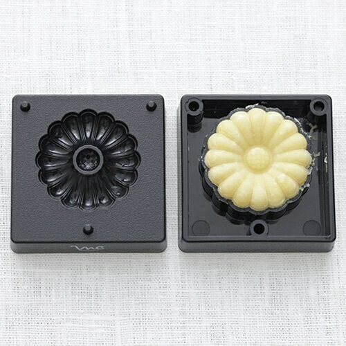 料理研究家である千葉真知子さんが考案した、おうちで手軽に和菓子づくりを楽しめる「手づくり和菓子道具」シリーズのヘラ付きの「練りきり型」。