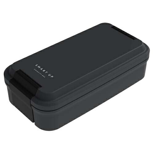 　ギフトサービスについて　楽天国際配送対象店舗 （海外配送）　Rakuten International ShippingスマートなシルエットのSMART UPシリーズ！調理家具のような落ち着いたグレーをベースにしたデザインは、大人の男性にピッタリです♪●フタを外して電子レンジOK！●食器洗浄機・乾燥機使用OK！●仕切り付●銀イオンの抗菌力が樹脂表面の細菌の増殖を抑制します！★★油汚れも落ちやすく洗いやすい！(当社比)★★●油汚れが落ちやすい防汚剤入り！ 1.防汚性の付与 汚れた水滴やいやな汚れ、垢などが樹脂表面に 付着しにくく、また付着しても拭き取りやすく お手入れもカンタンに。 2.安全性に優れています 厚労省の食品衛生試験に適合し、また ポジティブリストにも登録されています。 3.効果が持続します 樹脂表面が温水・流水にさらされても効果は 持続します。 また、樹脂に練り込むことでコ?ティングよりも効果が長持ちします。●一段弁当箱 / メンズ / ユニセックス / 容量850mlプラスチック製品は、BPAフリーです。■サイズ・容量: サイズ:214×114×H64mm 容量:850ml■生産地:日本■素材・成分:本体・仕切:ポリプロピレン(耐熱温度:140℃)フタ:AS樹脂(耐熱温度:100℃)止め具:ABS樹脂(耐熱温度:100℃)パッキン:シリコーンゴム(耐熱温度:140℃)■パッケージ:ヘッダー付■製造年:2022商品特徴一覧OSK(オーエスケー)、ランチボックス(弁当箱) SUP BL-37H、箱、ランチボックス、弁当、抗菌、SMART、SMART UP、134548、生活雑貨 → 食器・キッチン → お弁当グッズ → お弁当箱、4970825134548、通信販売、通販、販売、買う、購入、お店、売っている、ショッピング▼関連商品はこちら。SMART UP 弁当箱 2段保冷ケース付 ランチボックス (日本製)SMART UP 弁当箱保冷ケース付 ランチボックス 抗菌(日本製)SMART UP 弁当箱 2段 ランチボックス (日本製)SMART UP 箸セット19.5cm 抗菌(日本製)【SMART UP 弁当箱 ランチボックス 抗菌(日本製)】広告文責(有)イースクエアTEL:0120-532-772スマートなシルエットのSMART UPシリーズ！調理家具のような落ち着いたグレーをベースにしたデザインは、大人の男性にピッタリです♪●フタを外して電子レンジOK！●食器洗浄機・乾燥機使用OK！●仕切り付●銀イオンの抗菌力が樹脂表面の細菌の増殖を抑制します！★★油汚れも落ちやすく洗いやすい！(当社比)★★●油汚れが落ちやすい防汚剤入り！ 1.防汚性の付与 汚れた水滴やいやな汚れ、垢などが樹脂表面に 付着しにくく、また付着しても拭き取りやすく お手入れもカンタンに。 2.安全性に優れています 厚労省の食品衛生試験に適合し、また ポジティブリストにも登録されています。 3.効果が持続します 樹脂表面が温水・流水にさらされても効果は 持続します。 また、樹脂に練り込むことでコ?ティングよりも効果が長持ちします。●一段弁当箱 / メンズ / ユニセックス / 容量850mlプラスチック製品は、BPAフリーです。■サイズ・容量: サイズ:214×114×H64mm 容量:850ml■生産地:日本■素材・成分:本体・仕切:ポリプロピレン(耐熱温度:140℃)フタ:AS樹脂(耐熱温度:100℃)止め具:ABS樹脂(耐熱温度:100℃)パッキン:シリコーンゴム(耐熱温度:140℃)■パッケージ:ヘッダー付■製造年:2022※お客さま都合による、ご注文後の[キャンセル][変更][返品][交換]はお受けできませんのでご注意下さいませ。※当店では、すべての商品で在庫を持っておりません。記載の納期を必ずご確認ください。※ご注文いただいた場合でもメーカーの[在庫切れ][欠品][廃盤]などの理由で、[記載の納期より発送が遅れる][発送できない]場合がございます。その際は、当店よりご連絡させていただきます。あらかじめご了承ください。※リニューアル等により パッケージ、仕様、セット内容 が変更になる場合がございます。予めご了承下さい。こちらの商品は【お取り寄せ(14営業日以内に発送予定)】となります。あらかじめご了承くださいませ。