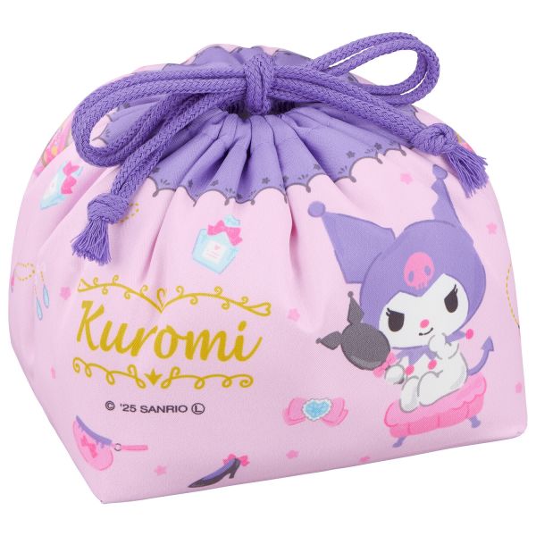 　ギフトサービスについて【メール便(クリックポスト)の配送について】※こちらの商品は、[メール便(クリックポスト)]での発送となります。※他商品との同梱された場合は、[宅配便]での発送となり通常の送料が掛かります。※[他商品との同梱][代金引換][配達日時指定]でのご注文をお受けできません。※原則ポスト投函となります。通常の[宅配便]と違い配達までのお時間が掛かる場合があります。2025年はクロミ20周年のアニバーサリーイヤー！オシャレを楽しむクロミちゃんのかわいいシリーズです♪●ニ段のランチボックスなら箸セットまで、一段のランチボックスなら箸セットとデザート容器まで入ります！●小物の整理にも便利な巾着袋です。●安心感のあるマチ付きです。●サイズ:270×160mm (底)160×120mmsanrio サンリオ■サイズ・容量: 270×160mm (底)160×120mm■生産地:日本■素材・成分:綿100%■パッケージ:ヘッダー付商品特徴一覧OSK(オーエスケー)、巾着弁当袋 KU25 KB-1、サンリオ、巾着、弁当、クロ、クロミ、151774、生活雑貨 → 食器・キッチン → お弁当グッズ → ランチバッグ、4970825151774、通信販売、通販、販売、買う、購入、お店、売っている、ショッピング【クロミ KU25 巾着弁当袋 KB-1】広告文責(有)イースクエアTEL:0120-532-7722025年はクロミ20周年のアニバーサリーイヤー！オシャレを楽しむクロミちゃんのかわいいシリーズです♪●ニ段のランチボックスなら箸セットまで、一段のランチボックスなら箸セットとデザート容器まで入ります！●小物の整理にも便利な巾着袋です。●安心感のあるマチ付きです。●サイズ:270×160mm (底)160×120mmsanrio サンリオ■サイズ・容量: 270×160mm (底)160×120mm■生産地:日本■素材・成分:綿100%■パッケージ:ヘッダー付※お客さま都合による、ご注文後の[キャンセル][変更][返品][交換]はお受けできませんのでご注意下さいませ。※当店では、すべての商品で在庫を持っておりません。記載の納期を必ずご確認ください。※ご注文いただいた場合でもメーカーの[在庫切れ][欠品][廃盤]などの理由で、[記載の納期より発送が遅れる][発送できない]場合がございます。その際は、当店よりご連絡させていただきます。あらかじめご了承ください。※リニューアル等により パッケージ、仕様、セット内容 が変更になる場合がございます。予めご了承下さい。【メール便(クリックポスト)の配送について】※こちらの商品は、[メール便(クリックポスト)]での発送となります。※他商品との同梱された場合は、[宅配便]での発送となり通常の送料が掛かります。※[他商品との同梱][代金引換][配達日時指定]でのご注文をお受けできません。※原則ポスト投函となります。通常の[宅配便]と違い配達までのお時間が掛かる場合があります。こちらの商品は【お取り寄せ(14営業日以内に発送予定)】となります。あらかじめご了承くださいませ。