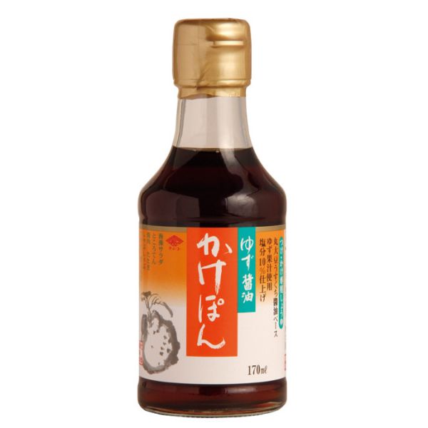 　ギフトサービスについて　楽天国際配送対象店舗 （海外配送）　Rakuten International Shipping丸大豆うすくち醤油をベースに高知県産のゆずを使用した、つけ・かけ専用のゆず醤油です。うすいろタイプですので、お料理の色や味を損なう事なく美味しく頂けます。170ml■原材料:醤油(国内産)、醸造酢(国内産)、砂糖(国内産)、ゆず果汁(国内産)、みりん(国内産)、魚貝エキス(国内産)、酵母エキス■規格補足:賞味期間:製造日より360日■保存方法:常温■パッケージ:ボトル:ガラス、キャップ:PE、キャップシール:PET、ラベル:紙■商品コード: 119951■JANコード: 4974507400075■商品サイズ: D:57×W:57×H:146■商品重量: 360g■賞味期間: 製造日より360日商品特徴一覧醤油、ゆず、119951、食品・菓子・飲料・酒 → 調味料 → 酢・ビネガー、4974507400075、通信販売、通販、販売、買う、購入、お店、売っている、ショッピング【ゆず醤油 かけぽん 単品】広告文責(有)イースクエアTEL:0120-532-772丸大豆うすくち醤油をベースに高知県産のゆずを使用した、つけ・かけ専用のゆず醤油です。うすいろタイプですので、お料理の色や味を損なう事なく美味しく頂けます。170ml■原材料:醤油(国内産)、醸造酢(国内産)、砂糖(国内産)、ゆず果汁(国内産)、みりん(国内産)、魚貝エキス(国内産)、酵母エキス■規格補足:賞味期間:製造日より360日■保存方法:常温■パッケージ:ボトル:ガラス、キャップ:PE、キャップシール:PET、ラベル:紙■商品コード: 119951■JANコード: 4974507400075■商品サイズ: D:57×W:57×H:146■商品重量: 360g■賞味期間: 製造日より360日※お客さま都合による、ご注文後の[キャンセル][変更][返品][交換]はお受けできませんのでご注意下さいませ。※当店では、すべての商品で在庫を持っておりません。記載の納期を必ずご確認ください。※ご注文いただいた場合でもメーカーの[在庫切れ][欠品][廃盤]などの理由で、[記載の納期より発送が遅れる][発送できない]場合がございます。その際は、当店よりご連絡させていただきます。あらかじめご了承ください。※リニューアル等により パッケージ、仕様、セット内容 が変更になる場合がございます。予めご了承下さい。こちらの商品は【お取り寄せ(14営業日以内に発送予定)】となります。あらかじめご了承くださいませ。