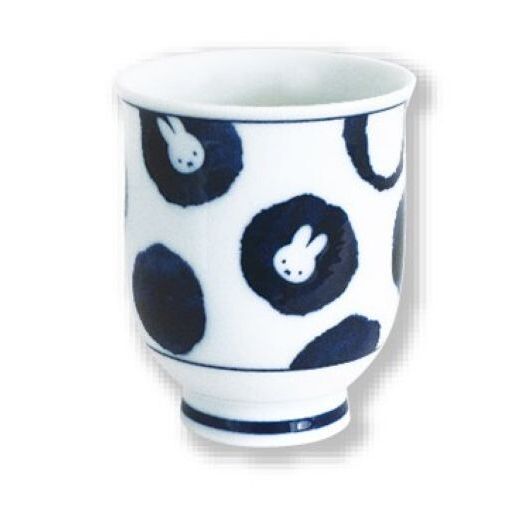　ギフトサービスについて【金正陶器】■サイズ・容量: φ85×75mm■生産地:日本■素材・成分:磁器(波佐見焼)★暮らしの中に生きる焼き物として、年齢問わず人気の高い商品★使い勝手が良いので毎日の食卓にも長く使ってもらえる★その波佐見焼と人気キャラクターミッフィーがコラボ商品特徴一覧ミッフィー、波佐見焼、水玉、【金正陶器】、のみ、【金正陶器】、生活雑貨 → 食器・キッチン → 食器 → 湯のみ、4964412219268、通信販売、通販、販売、買う、購入、お店、売っている、ショッピング▼関連商品はこちら。ミッフィー たっぷりマグ アニマルズミッフィー ランチプレート アップルミッフィー すくいやすい食器 アップルミッフィー ブリオン アップルミッフィー フルーツ皿 アップルミッフィー カレー皿 アップルミッフィー ラーメン丼 アップルミッフィー 波佐見焼 小皿(水玉) 219127ミッフィー 波佐見焼 茶碗(水玉) 219125【ミッフィー 波佐見焼 ゆのみ(水玉) 219126】広告文責(有)イースクエアTEL:0120-532-772【金正陶器】■サイズ・容量: φ85×75mm■生産地:日本■素材・成分:磁器(波佐見焼)★暮らしの中に生きる焼き物として、年齢問わず人気の高い商品★使い勝手が良いので毎日の食卓にも長く使ってもらえる★その波佐見焼と人気キャラクターミッフィーがコラボ※お客さま都合による、ご注文後の[キャンセル][変更][返品][交換]はお受けできませんのでご注意下さいませ。※当店では、すべての商品で在庫を持っておりません。記載の納期を必ずご確認ください。※ご注文いただいた場合でもメーカーの[在庫切れ][欠品][廃盤]などの理由で、[記載の納期より発送が遅れる][発送できない]場合がございます。その際は、当店よりご連絡させていただきます。あらかじめご了承ください。※リニューアル等により パッケージ、仕様、セット内容 が変更になる場合がございます。予めご了承下さい。こちらの商品は【お取り寄せ(14営業日以内に発送予定)】となります。あらかじめご了承くださいませ。