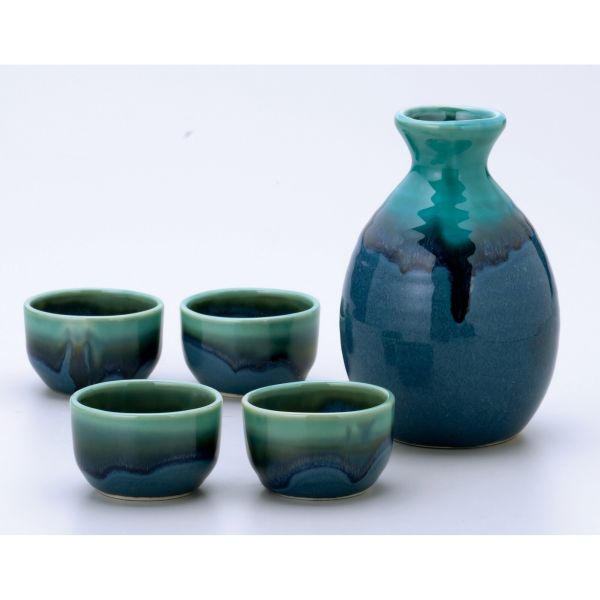 　ギフトサービスについて【ヤマタ精峰】■サイズ・容量: Bottle 8.6×12.8cm Cup 5.6×3.6cm・Box 14.5×22×9cm電子レンジOK食洗器OKオーブン×■生産地:日本■素材・成分:磁器★徳利1個と盃4個のギフトセット。商品特徴一覧器、揃、【ヤマタ精峰】、生活雑貨 → 食器・キッチン → 食器 → お酒グッズ → その他、4510799137130、通信販売、通販、販売、買う、購入、お店、売っている、ショッピング▼関連商品はこちら。灰緑グリーン流し 酒器揃黒ブルー金流し 酒器揃【ナマコガラス 酒器揃】広告文責(有)イースクエアTEL:0120-532-772【ヤマタ精峰】■サイズ・容量: Bottle 8.6×12.8cm Cup 5.6×3.6cm・Box 14.5×22×9cm電子レンジOK食洗器OKオーブン×■生産地:日本■素材・成分:磁器★徳利1個と盃4個のギフトセット。※お客さま都合による、ご注文後の[キャンセル][変更][返品][交換]はお受けできませんのでご注意下さいませ。※当店では、すべての商品で在庫を持っておりません。記載の納期を必ずご確認ください。※ご注文いただいた場合でもメーカーの[在庫切れ][欠品][廃盤]などの理由で、[記載の納期より発送が遅れる][発送できない]場合がございます。その際は、当店よりご連絡させていただきます。あらかじめご了承ください。※リニューアル等により パッケージ、仕様、セット内容 が変更になる場合がございます。予めご了承下さい。こちらの商品は【お取り寄せ(14営業日以内に発送予定)】となります。あらかじめご了承くださいませ。