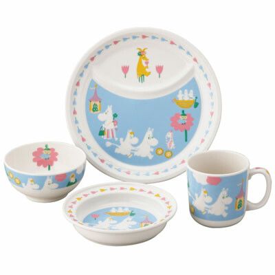 　ギフトサービスについて【山加商店】■生産地:日本■素材・成分:磁器★磁器の食器は、簡単に割れてしまうことから物を大切に使う心を育ててくれます。★大切に使用すればプラスチックと違い傷や汚れがつきにくく長く愛用できます。★ちょっとしたプレゼントにも。商品特徴一覧ムーミン、子供、山加商店、ピース、【山加商店】、生活雑貨 → 食器・キッチン → 食器 → 皿 → ランチプレート、4979855344033、通信販売、通販、販売、買う、購入、お店、売っている、ショッピング▼関連商品はこちら。ムーミン 子供用お皿 3ピースセット MM1200-112【ムーミン 子供用お皿 4ピースセット MM1200-113】広告文責(有)イースクエアTEL:0120-532-772【山加商店】■生産地:日本■素材・成分:磁器★磁器の食器は、簡単に割れてしまうことから物を大切に使う心を育ててくれます。★大切に使用すればプラスチックと違い傷や汚れがつきにくく長く愛用できます。★ちょっとしたプレゼントにも。※お客さま都合による、ご注文後の[キャンセル][変更][返品][交換]はお受けできませんのでご注意下さいませ。※当店では、すべての商品で在庫を持っておりません。記載の納期を必ずご確認ください。※ご注文いただいた場合でもメーカーの[在庫切れ][欠品][廃盤]などの理由で、[記載の納期より発送が遅れる][発送できない]場合がございます。その際は、当店よりご連絡させていただきます。あらかじめご了承ください。※リニューアル等により パッケージ、仕様、セット内容 が変更になる場合がございます。予めご了承下さい。こちらの商品は【お取り寄せ(14営業日以内に発送予定)】となります。あらかじめご了承くださいませ。