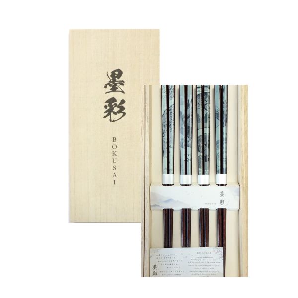 　ギフトサービスについて【アオバ】■サイズ・容量: 23cm■生産地:日本■素材・成分:天然木★白と黒の濃淡で描く墨彩シリーズ★トラ、鷹、風神雷神、龍の4膳セット★迫力があり海外のかたへのギフトに最適。商品特徴一覧ギフトセット、墨、組、彩、膳、【アオバ】、【アオバ】、生活雑貨 → 食器・キッチン → 食器 → 箸 → 箸、4970112560999、通信販売、通販、販売、買う、購入、お店、売っている、ショッピング▼関連商品はこちら。ギフトセット 四季の富士 4膳組【ギフトセット 墨彩 4膳組】広告文責(有)イースクエアTEL:0120-532-772【アオバ】■サイズ・容量: 23cm■生産地:日本■素材・成分:天然木★白と黒の濃淡で描く墨彩シリーズ★トラ、鷹、風神雷神、龍の4膳セット★迫力があり海外のかたへのギフトに最適。※お客さま都合による、ご注文後の[キャンセル][変更][返品][交換]はお受けできませんのでご注意下さいませ。※当店では、すべての商品で在庫を持っておりません。記載の納期を必ずご確認ください。※ご注文いただいた場合でもメーカーの[在庫切れ][欠品][廃盤]などの理由で、[記載の納期より発送が遅れる][発送できない]場合がございます。その際は、当店よりご連絡させていただきます。あらかじめご了承ください。※リニューアル等により パッケージ、仕様、セット内容 が変更になる場合がございます。予めご了承下さい。こちらの商品は【お取り寄せ(14営業日以内に発送予定)】となります。あらかじめご了承くださいませ。