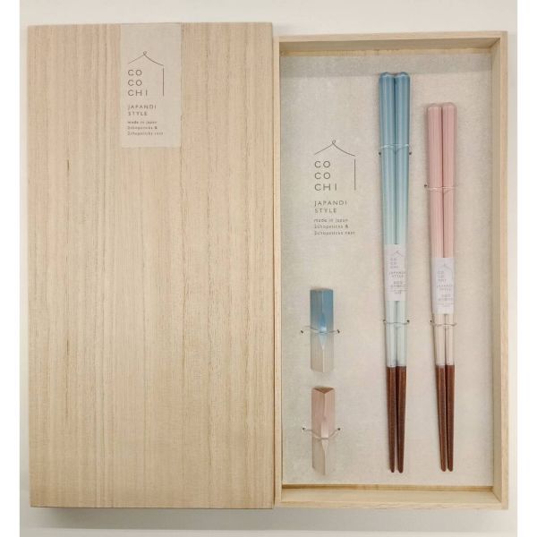 　ギフトサービスについて【イシダ】■サイズ・容量: ブルー:23cm、ピンク:21cm■生産地:日本■素材・成分:天然木箸/アクリルウレタン塗装箸置/ポリエステル塗装★やわらかな色合いのグラデーションが美しいお箸と、同デザインの箸置きがペアになっており、毎日の食卓に心地よい彩りを添えてくれます。★温かみのある桐箱に収められたパッケージは、大切な方への贈り物や、ご夫婦へのギフトにも最適です。★ご結婚祝いや記念日など、特別な方へのプレゼントに！商品特徴一覧箱、イシダ、桐、夫婦、【イシダ】、生活雑貨 → 食器・キッチン → 食器 → 箸 → 箸、4970736632737、通信販売、通販、販売、買う、購入、お店、売っている、ショッピング▼関連商品はこちら。桐箱箸置付夫婦箸 ロッシュ桐箱箸置付夫婦箸 フルール桐箱箸置付夫婦箸 ブリーズ桐箱箸置付夫婦箸 うらら桐箱箸置付夫婦箸 幸せの綿毛【桐箱箸置付夫婦箸 ここち】広告文責(有)イースクエアTEL:0120-532-772【イシダ】■サイズ・容量: ブルー:23cm、ピンク:21cm■生産地:日本■素材・成分:天然木箸/アクリルウレタン塗装箸置/ポリエステル塗装★やわらかな色合いのグラデーションが美しいお箸と、同デザインの箸置きがペアになっており、毎日の食卓に心地よい彩りを添えてくれます。★温かみのある桐箱に収められたパッケージは、大切な方への贈り物や、ご夫婦へのギフトにも最適です。★ご結婚祝いや記念日など、特別な方へのプレゼントに！※お客さま都合による、ご注文後の[キャンセル][変更][返品][交換]はお受けできませんのでご注意下さいませ。※当店では、すべての商品で在庫を持っておりません。記載の納期を必ずご確認ください。※ご注文いただいた場合でもメーカーの[在庫切れ][欠品][廃盤]などの理由で、[記載の納期より発送が遅れる][発送できない]場合がございます。その際は、当店よりご連絡させていただきます。あらかじめご了承ください。※リニューアル等により パッケージ、仕様、セット内容 が変更になる場合がございます。予めご了承下さい。こちらの商品は【お取り寄せ(14営業日以内に発送予定)】となります。あらかじめご了承くださいませ。