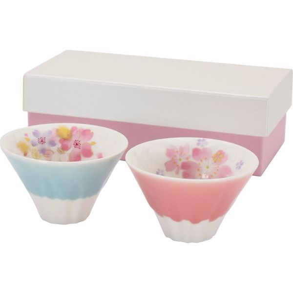 　ギフトサービスについて【セラミック藍】■サイズ・容量: 碗φ9×h5.7cm/140cc箱20×10×h6cm 重量350g■生産地:日本■素材・成分:磁器★富士山の形のした煎茶碗★内側は桜柄になっており内側と外側両方で楽しめます★海外の方へのギフトにも。商品特徴一覧富士山、セラミック藍、碗、ペア、煎茶、【セラミック藍】、生活雑貨 → 食器・キッチン → 食器 → 湯のみ、4543945412003、通信販売、通販、販売、買う、購入、お店、売っている、ショッピング▼関連商品はこちら。富士山ペアカップ富士山ペア ぐい?富士山 ペア碗【富士山 ペア煎茶碗】広告文責(有)イースクエアTEL:0120-532-772【セラミック藍】■サイズ・容量: 碗φ9×h5.7cm/140cc箱20×10×h6cm 重量350g■生産地:日本■素材・成分:磁器★富士山の形のした煎茶碗★内側は桜柄になっており内側と外側両方で楽しめます★海外の方へのギフトにも。※お客さま都合による、ご注文後の[キャンセル][変更][返品][交換]はお受けできませんのでご注意下さいませ。※当店では、すべての商品で在庫を持っておりません。記載の納期を必ずご確認ください。※ご注文いただいた場合でもメーカーの[在庫切れ][欠品][廃盤]などの理由で、[記載の納期より発送が遅れる][発送できない]場合がございます。その際は、当店よりご連絡させていただきます。あらかじめご了承ください。※リニューアル等により パッケージ、仕様、セット内容 が変更になる場合がございます。予めご了承下さい。こちらの商品は【お取り寄せ(14営業日以内に発送予定)】となります。あらかじめご了承くださいませ。