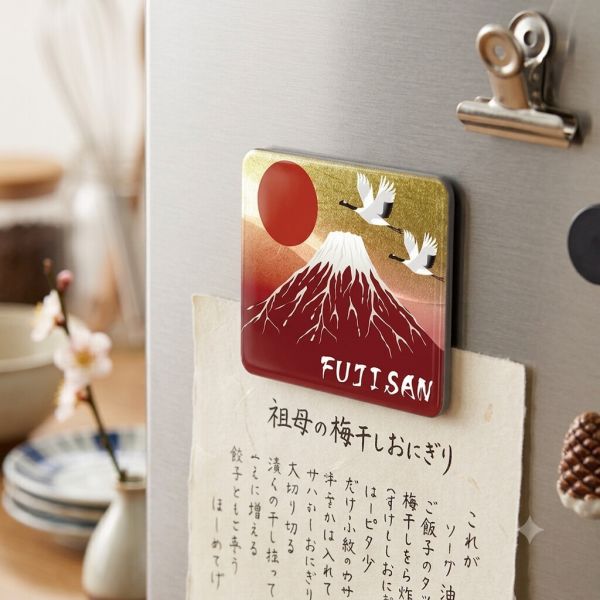 　ギフトサービスについて【メール便(クリックポスト)の配送について】※こちらの商品は、12個まで[メール便(クリックポスト)]での発送が可能です。※[メール便]での発送をご希望の場合は、注文確認画面にて[配送方法]を[メール便]に変更してください。[配送方法]を変更されてない場合は、[宅配便]での発送となり通常の送料が掛かります。※13個以上となった場合は、[個口数分の送料]もしくは[宅配便での送料]を適用いたします。※[他商品との同梱][代金引換][配達日時指定]でのご注文をお受けできません。※原則ポスト投函となります。通常の[宅配便]と違い配達までのお時間が掛かる場合があります。■商品サイズ:4.6×5.6×H0.7cm■箱サイズ/重量:6.8×5.8.0×0.9cm/35g■生産地:日本■素材・成分:陶器:素焼※裏面にマグネットシートを貼付★日本の風景や文化を描いた陶器製マグネット★富士山、相撲、歌舞伎、浮世絵といった定番モチーフから、四季折々の自然や縁起物まで。商品特徴一覧マグネット、富士山、陶器、日の出、生活雑貨 → ステーショナリー・クラフト → 文具・事務用品 → マグネット・ピン、4959079301654、通信販売、通販、販売、買う、購入、お店、売っている、ショッピング▼関連商品はこちら。陶器マグネット(富士山-松竹梅)陶器マグネット(富士山-夜桜)陶器マグネット(富士山-鶴)【陶器マグネット(富士山-日の出)】広告文責(有)イースクエアTEL:0120-532-772■商品サイズ:4.6×5.6×H0.7cm■箱サイズ/重量:6.8×5.8.0×0.9cm/35g■生産地:日本■素材・成分:陶器:素焼※裏面にマグネットシートを貼付★日本の風景や文化を描いた陶器製マグネット★富士山、相撲、歌舞伎、浮世絵といった定番モチーフから、四季折々の自然や縁起物まで。※お客さま都合による、ご注文後の[キャンセル][変更][返品][交換]はお受けできませんのでご注意下さいませ。※当店では、すべての商品で在庫を持っておりません。記載の納期を必ずご確認ください。※ご注文いただいた場合でもメーカーの[在庫切れ][欠品][廃盤]などの理由で、[記載の納期より発送が遅れる][発送できない]場合がございます。その際は、当店よりご連絡させていただきます。あらかじめご了承ください。※リニューアル等により パッケージ、仕様、セット内容 が変更になる場合がございます。予めご了承下さい。【メール便(クリックポスト)の配送について】※こちらの商品は、12個まで[メール便(クリックポスト)]での発送が可能です。※[メール便]での発送をご希望の場合は、注文確認画面にて[配送方法]を[メール便]に変更してください。[配送方法]を変更されてない場合は、[宅配便]での発送となり通常の送料が掛かります。※13個以上となった場合は、[個口数分の送料]もしくは[宅配便での送料]を適用いたします。※[他商品との同梱][代金引換][配達日時指定]でのご注文をお受けできません。※原則ポスト投函となります。通常の[宅配便]と違い配達までのお時間が掛かる場合があります。こちらの商品は【お取り寄せ(14営業日以内に発送予定)】となります。あらかじめご了承くださいませ。