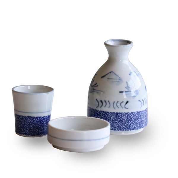 　ギフトサービスについて■サイズ・容量: 徳利:φ80×115mm・200ccぐい呑み:φ50×55mm・50ccつまみ入れ:φ75×30mm・60cc合計600g■生産地:日本■素材・成分:磁器★ひとり呑みの晩酌タイムをおしゃれさと便利さどちらも備わって楽しめる古染の水墨画のような繊細なデザインが、和と古風な雰囲気を。★徳利とぐい呑みに、つまみ入れのお皿がついたおひとりさまにちょうど良いこだわりセットです。★これだけ揃えば、冷酒や熱燗を入れて小皿に酒の肴を添えれば呑む準備万端。★収納にも優れており、つまみ入れのお皿は徳利の下に、ぐい呑みは徳利の上に被せることが出来き収納にも困らない！商品特徴一覧器、染、揃、古、山水、生活雑貨 → 食器・キッチン → 食器 → お酒グッズ → その他、4546088033302、通信販売、通販、販売、買う、購入、お店、売っている、ショッピング▼関連商品はこちら。おひとりさま 酒器 深海 酒器揃【おひとりさま 酒器 古染山水 酒器揃】広告文責(有)イースクエアTEL:0120-532-772■サイズ・容量: 徳利:φ80×115mm・200ccぐい呑み:φ50×55mm・50ccつまみ入れ:φ75×30mm・60cc合計600g■生産地:日本■素材・成分:磁器★ひとり呑みの晩酌タイムをおしゃれさと便利さどちらも備わって楽しめる古染の水墨画のような繊細なデザインが、和と古風な雰囲気を。★徳利とぐい呑みに、つまみ入れのお皿がついたおひとりさまにちょうど良いこだわりセットです。★これだけ揃えば、冷酒や熱燗を入れて小皿に酒の肴を添えれば呑む準備万端。★収納にも優れており、つまみ入れのお皿は徳利の下に、ぐい呑みは徳利の上に被せることが出来き収納にも困らない！※お客さま都合による、ご注文後の[キャンセル][変更][返品][交換]はお受けできませんのでご注意下さいませ。※当店では、すべての商品で在庫を持っておりません。記載の納期を必ずご確認ください。※ご注文いただいた場合でもメーカーの[在庫切れ][欠品][廃盤]などの理由で、[記載の納期より発送が遅れる][発送できない]場合がございます。その際は、当店よりご連絡させていただきます。あらかじめご了承ください。※リニューアル等により パッケージ、仕様、セット内容 が変更になる場合がございます。予めご了承下さい。こちらの商品は【お取り寄せ(14営業日以内に発送予定)】となります。あらかじめご了承くださいませ。