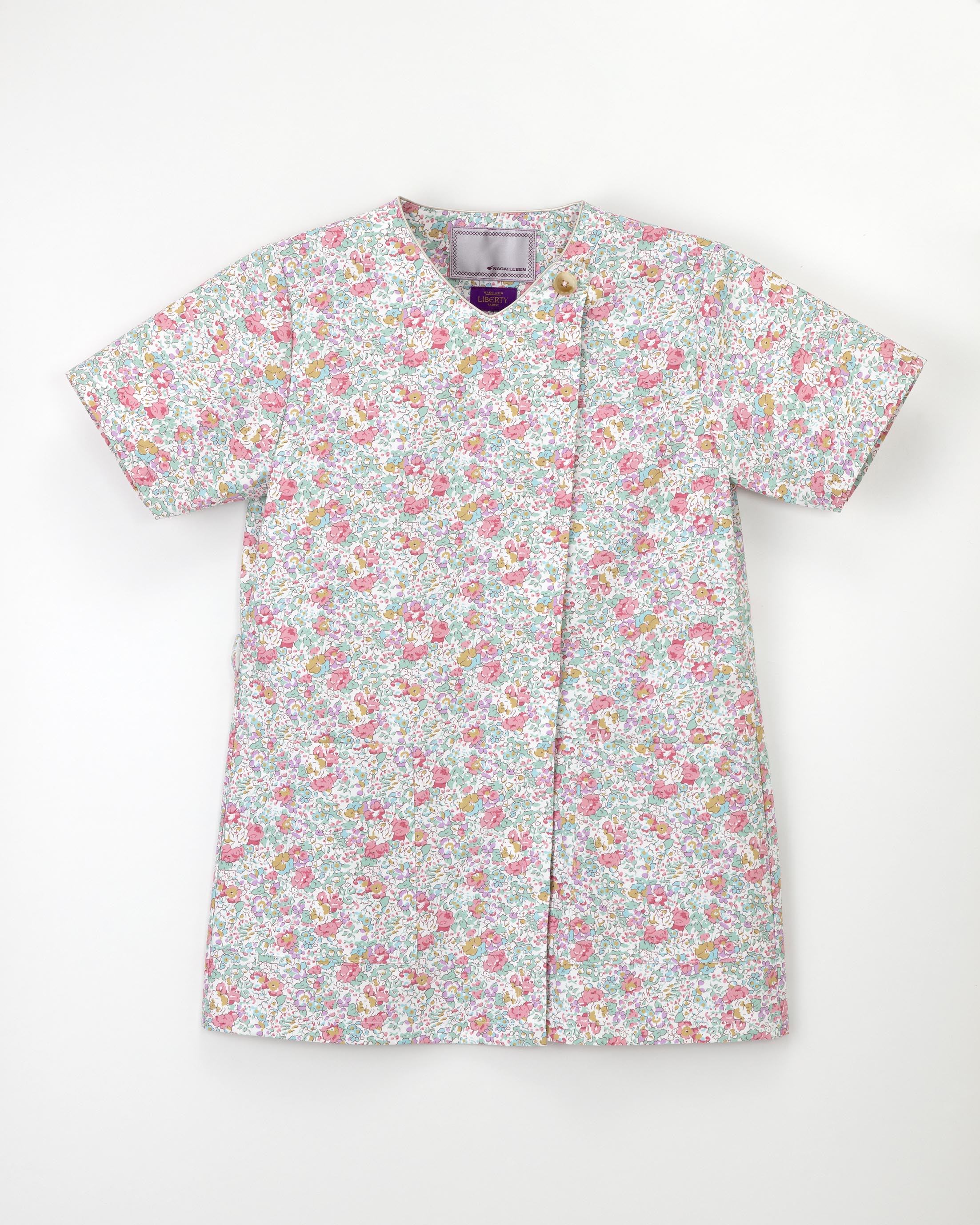 　ギフトサービスについて　楽天国際配送対象店舗 （海外配送）　Rakuten International Shipping【メール便(クリックポスト)の配送について】※こちらの商品は、[メール便(クリックポスト)]での発送となります。※他商品との同梱された場合は、[宅配便]での発送となり通常の送料が掛かります。※[他商品との同梱][代金引換][配達日時指定]でのご注文をお受けできません。※原則ポスト投函となります。通常の[宅配便]と違い配達までのお時間が掛かる場合があります。■型番: LBF-4357■製品名: 女子スクラブ■掲載: 2025/Naway(R)/ナウェイ[54]リバティプリントの代表的な柄である「クレア・オード」を使用したスクラブ。優しい雰囲気の衿にサテンのコードパイピングを使用することによってエレガントで上品な印象です。サイドファスナー開きで着脱しやすいデザインです。●左胸ポケット、両腰ポケット・ポリエステル85%綿15%・織物(交織ポプリン)●女性らしい優しい色合いのリバティ花柄プリント素材です。 “クレア・オード”というリバティ社オリジナルのプリント柄がナガイレーベンオリジナルにアレンジされています。●フルダル糸による透け防止効果があります。●再生ポリエステルを使用しているためグリーン購入法に対応しています。●特殊仕上により制電、吸水、防汚効果を付加しています。●業務用洗濯にも耐えうる形態安定素材です。商品特徴一覧ナガイレーベン、NAGAILEBEN、白衣、医療白衣、ナースウェア、Naway(R)/ナウェイ → Nurse&Doctor Wear → Liberty print/リバティプリント、LBF、4357、Naway(R)/ナウェイ、54、通信販売、通販、販売、買う、購入、お店、売っている、ショッピング▼関連商品はこちら。[ナガイレーベン] 女子スクラブ (LBF-4357) [ブルー]【[ナガイレーベン] 女子スクラブ (LBF-4357) [ピンク]】広告文責(有)イースクエアTEL:0120-532-772■型番: LBF-4357■製品名: 女子スクラブ■掲載: 2025/Naway(R)/ナウェイ[54]リバティプリントの代表的な柄である「クレア・オード」を使用したスクラブ。優しい雰囲気の衿にサテンのコードパイピングを使用することによってエレガントで上品な印象です。サイドファスナー開きで着脱しやすいデザインです。●左胸ポケット、両腰ポケット・ポリエステル85%綿15%・織物(交織ポプリン)●女性らしい優しい色合いのリバティ花柄プリント素材です。 “クレア・オード”というリバティ社オリジナルのプリント柄がナガイレーベンオリジナルにアレンジされています。●フルダル糸による透け防止効果があります。●再生ポリエステルを使用しているためグリーン購入法に対応しています。●特殊仕上により制電、吸水、防汚効果を付加しています。●業務用洗濯にも耐えうる形態安定素材です。※お客さま都合による、ご注文後の[キャンセル][変更][返品][交換]はお受けできませんのでご注意下さいませ。※当店では、すべての商品で在庫を持っておりません。記載の納期を必ずご確認ください。※ご注文いただいた場合でもメーカーの[在庫切れ][欠品][廃盤]などの理由で、[記載の納期より発送が遅れる][発送できない]場合がございます。その際は、当店よりご連絡させていただきます。あらかじめご了承ください。※メーカー在庫依存のため、無い場合は1〜2ヶ月程度かかる場合や廃番商品の場合があります。在庫切れの場合は、すみやかにご連絡いたします。【メール便(クリックポスト)の配送について】※こちらの商品は、[メール便(クリックポスト)]での発送となります。※他商品との同梱された場合は、[宅配便]での発送となり通常の送料が掛かります。※[他商品との同梱][代金引換][配達日時指定]でのご注文をお受けできません。※原則ポスト投函となります。通常の[宅配便]と違い配達までのお時間が掛かる場合があります。こちらの商品は【お取り寄せ(14営業日以内に発送予定)】となります。あらかじめご了承くださいませ。