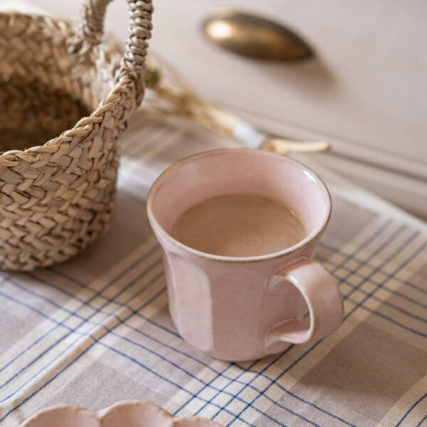 　ギフトサービスについて花が咲いたような可愛い削ぎのデザインが印象的なリンカ(輪花)シリーズ。使い込まれたようなヴィンテージ感のある風合いが、どこか懐かしく心落ち着く器です。淡くやわらかい桃色が可憐な桃練カラー。ほんのりパステル調の色合いが、テーブルコーディネートをグンと華やかに、そしてキュートに仕上げてくれます。磁器で出来ているので、耐久性が求められる業務用食器としてもおすすめです。広口で飲みやすいマグカップ。同シリーズの15.5cmプレートと合わせてカップ＆ソーサーとしても。■商品名: カネコ小兵製陶所 リンカ (輪花) 12cmマグカップ 桃練■型番: 86192106■サイズ: 幅/約12.4 x 9.2cm 高さ/約8.5cm■容量: 約250cc(満水時)■重量: 約280g■素材: 磁器・日本製/美濃焼■質感: つるつる■電子レンジ: OK■家庭用食洗機: OK■おすすめ用途: マグカップ、ティーカップ、コーヒーカップ、■パッケージ: 個別箱なし■JAN: 4580268688784■シリーズ: リンカ■2点重ね時高さ: 約14.5cm■備考: 2022/10メーカーロゴ刷新のため裏印が変更となります。移行期間中は新旧混在しますことをご了承ください。商品特徴一覧カフェ向け食器、業務用食器、リンカ、サイズ分類、マグ小、洋食器 → マグカップ、86192106、4580268688784、通信販売、通販、販売、買う、購入、お店、売っている、ショッピング【カネコ小兵製陶所 リンカ (輪花) 12cmマグカップ 桃練】広告文責(有)イースクエアTEL:0120-532-772花が咲いたような可愛い削ぎのデザインが印象的なリンカ(輪花)シリーズ。使い込まれたようなヴィンテージ感のある風合いが、どこか懐かしく心落ち着く器です。淡くやわらかい桃色が可憐な桃練カラー。ほんのりパステル調の色合いが、テーブルコーディネートをグンと華やかに、そしてキュートに仕上げてくれます。磁器で出来ているので、耐久性が求められる業務用食器としてもおすすめです。広口で飲みやすいマグカップ。同シリーズの15.5cmプレートと合わせてカップ＆ソーサーとしても。■商品名: カネコ小兵製陶所 リンカ (輪花) 12cmマグカップ 桃練■型番: 86192106■サイズ: 幅/約12.4 x 9.2cm 高さ/約8.5cm■容量: 約250cc(満水時)■重量: 約280g■素材: 磁器・日本製/美濃焼■質感: つるつる■電子レンジ: OK■家庭用食洗機: OK■おすすめ用途: マグカップ、ティーカップ、コーヒーカップ、■パッケージ: 個別箱なし■JAN: 4580268688784■シリーズ: リンカ■2点重ね時高さ: 約14.5cm■備考: 2022/10メーカーロゴ刷新のため裏印が変更となります。移行期間中は新旧混在しますことをご了承ください。※お客さま都合による、ご注文後の[キャンセル][変更][返品][交換]はお受けできませんのでご注意下さいませ。※当店では、すべての商品で在庫を持っておりません。記載の納期を必ずご確認ください。※ご注文いただいた場合でもメーカーの[在庫切れ][欠品][廃盤]などの理由で、[記載の納期より発送が遅れる][発送できない]場合がございます。その際は、当店よりご連絡させていただきます。あらかじめご了承ください。※画像に写っている撮影用小物は付属しません。こちらの商品は【お取り寄せ(14営業日以内に発送予定)】となります。あらかじめご了承くださいませ。