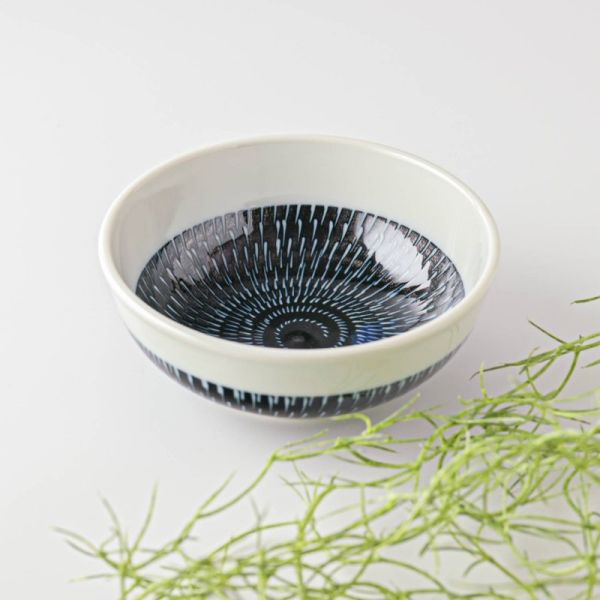 　ギフトサービスについて飛び鉋の模様が施された爽やかなデザインのボウル。日本らしい模様が和食にぴったり。盛鉢やサラダボウルにおすすめ。■商品名: トビカンナ 13cmボウル 藍色■型番: 13193193■サイズ: 幅/約13.2 x 13...