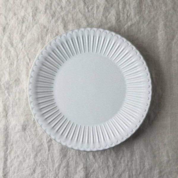 　ギフトサービスについてヨーロッパのアンティーク家具のような、優雅で味のある古めかしさを持った『シュシュ・グレース』シリーズ。長年丁寧に使い込んだような、少しくすんだカラーが何とも言えない物憂げな雰囲気を漂わせています。アンティークな家具や、ヴィンテージの少しペンキが剥がれているような白いテーブルと合わせると、フレンチシャビーでとっても素敵♪細かなレリーフとマットで繊細な質感が、ロマンチックで乙女ゴコロをくすぐります。パスタやメイン料理を乗せるのにピッタリなプレート。ケーキやスイーツをいくつも可愛く盛り合わせて女子会♪もいいですね。■商品名: シュシュ・グレース 24cm皿 ラスティックホワイト■型番: 42190439■サイズ: 幅/約24 x 24cm 高さ/約2.8cm■重量: 約515g■素材: 陶器・日本製/美濃焼■質感: さらさら■電子レンジ: OK■家庭用食洗機: OK■おすすめ用途: ディナー皿、ワンプレートごはん、ミート皿、パスタ皿、サラダプレート■パッケージ: 個別箱なし■JAN: 4580268672608■シリーズ: シュシュ・グレース■2点重ね時高さ: 約3.5cm■備考: アンティークデザインのためピンホールや黒点があります/生産ロットやアイテムごとに色味が異なる場合がありますことご了承ください/裏印のデザインが変更となりましたため新旧デザインが混合することがありますことご了承ください商品特徴一覧カフェ向け食器、業務用食器、シュシュ・グレース、サイズ分類、皿大、洋食器 → 丸プレート、42190439、4580268672608、通信販売、通販、販売、買う、購入、お店、売っている、ショッピング【シュシュ・グレース 24cm皿 ラスティックホワイト】広告文責(有)イースクエアTEL:0120-532-772ヨーロッパのアンティーク家具のような、優雅で味のある古めかしさを持った『シュシュ・グレース』シリーズ。長年丁寧に使い込んだような、少しくすんだカラーが何とも言えない物憂げな雰囲気を漂わせています。アンティークな家具や、ヴィンテージの少しペンキが剥がれているような白いテーブルと合わせると、フレンチシャビーでとっても素敵♪細かなレリーフとマットで繊細な質感が、ロマンチックで乙女ゴコロをくすぐります。パスタやメイン料理を乗せるのにピッタリなプレート。ケーキやスイーツをいくつも可愛く盛り合わせて女子会♪もいいですね。■商品名: シュシュ・グレース 24cm皿 ラスティックホワイト■型番: 42190439■サイズ: 幅/約24 x 24cm 高さ/約2.8cm■重量: 約515g■素材: 陶器・日本製/美濃焼■質感: さらさら■電子レンジ: OK■家庭用食洗機: OK■おすすめ用途: ディナー皿、ワンプレートごはん、ミート皿、パスタ皿、サラダプレート■パッケージ: 個別箱なし■JAN: 4580268672608■シリーズ: シュシュ・グレース■2点重ね時高さ: 約3.5cm■備考: アンティークデザインのためピンホールや黒点があります/生産ロットやアイテムごとに色味が異なる場合がありますことご了承ください/裏印のデザインが変更となりましたため新旧デザインが混合することがありますことご了承ください※お客さま都合による、ご注文後の[キャンセル][変更][返品][交換]はお受けできませんのでご注意下さいませ。※当店では、すべての商品で在庫を持っておりません。記載の納期を必ずご確認ください。※ご注文いただいた場合でもメーカーの[在庫切れ][欠品][廃盤]などの理由で、[記載の納期より発送が遅れる][発送できない]場合がございます。その際は、当店よりご連絡させていただきます。あらかじめご了承ください。※画像に写っている撮影用小物は付属しません。こちらの商品は【お取り寄せ(14営業日以内に発送予定)】となります。あらかじめご了承くださいませ。