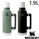 商品 STANLEY スタンレー クラシック真空ボトル 1.9L 商品サイズ(約) 幅13x高さ37.3x奥行11.1cm 素材 内びん:ステンレス鋼、胴部:ステンレス鋼、肩部:ステンレス鋼 コップ:ステンレス鋼・ポリプロピレン、中栓:ポリプロピレン パッキン:シリコーン、ハンドル:ポリプロピレン・ステンレス鋼・TPE 適正容量（L） 1.9L 商品重量 1130g 保温・保冷力目安 保温効力:89度以上(6時間)/74度以上(24時間)、保冷効力:4度以下(6時間)/6度以下(24時間) 生産 中国 仕様 食洗機使用可 完成品 - 備考 STANLEYのブランドロゴが新しく生まれ変わりました。 力強さと勇気の象徴である熊には「これからも常に力強く、勇気あるブランドとしてさらに進化していきたい」 そんな想いが込められています。 クラシックなデザインが人気の高性能ステンレスボトルにNEWロゴ誕生 パワーアップした外観は真空二層の壁を改良し、更に頑丈に。内容量は変わらず、サイズは少しコンパクトになっています。 ハンドルはオーバーモールドを採用し、握りやすく持ち運びしやすい仕様に改良しています。 中栓のデザインを変更し、より開けやすく、注ぎやすい構造に進化しています。頑丈で錆びにくい18/8ステンレス使用しています。BPAフリー。食洗機使用可。 保温効力:89度以上(6時間)/74度以上(24時間)、保冷効力:4度以下(6時間)/6度以下(24時間)。 ※ラッピング・熨斗には対応しておりません ■お買い求めにあたってのご注意■ お客様からのご注文後、メーカーに在庫の有無を確認・発注させて頂きます。 ご注文が集中した場合など、注文できる状態であってもすでに売り切れである場合がございます。 承ったご注文は可能な限りお届けするよう努めておりますが、やむを得ず入荷をお待ち頂く場合や、 お届けできない場合がございます。予めご了承下さい。 お届けが遅れる場合や、お届けが出来ない場合はメールにて連絡させて頂いております。 当店からのご注文確認メールを必ずご確認くださいませ。 不良品・初期不良以外でのご返品・ご交換はお断りさせて頂いております。 ご注文前にサイズ・色・等をよくご確認の上ご注文くださいませ。 ご使用のモニターの加減により、実際のお色とは異なる場合がございますのでご了承ください。 ほぼ全ての商品がメーカー直送です。出荷元指定の運送会社が利用されます。 運送会社の指定はできませんのでご了承ください。 到着日は天候や事故、運送会社の荷物混雑状況により前後する場合がございます。なにとぞご了承くださいませ