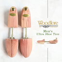 メーカー希望小売価格はメーカーサイトに基づいて掲載していますBrand - ブランド 情報♪ Woodlore (ウッドロア) Men's Ultra Shoe Tree (メンズ ウルトラ シューツリー) 男性用 木製 シューキーパー シダー 杉 商品紹介 ブランド Woodlore 【ウッドロア】 商品名 Men's Ultra Shoe Tree 【メンズ ウルトラ シューツリー】 紳士靴用 木製 シューキーパー シダー 杉 商品紹介 Woonlore(ウッドロア)社は1987年、 米国歴代大統領も愛用するシューズブランド「アレンエドモンズ」の 子会社として設立されました。 最初は特別なテーラーだけに取り扱われていましたが、 シダーがもつ優れた防臭・防虫効果と品質の高さが支持され、 徐々に販路が拡大していきました。 現在ではハンガーや収納ボックスなど、クロージングケアを手がける エコなブランドとして世界中で愛用されています。 そのウッドロア社の、ワイズが狭い靴におすすめの「ウルトラシューツリー」です。 トゥ部分は調節可能なスプリットを施しているので、 靴に合わせてフィット感やテンションを調節することが出来ます。 つま先が低く、甲の部分が少し高めに設計されており、 細めのシルエットの靴やロングノーズの靴にフィットします。 天然のレッドシダーを80％以上含んだアロマティックシダーを使用。 吸湿性・防虫・防カビ効果に優れています。 原材料 シダー ※アメリカ産 ※製造国は中国です。 サイズ Small：24-25.6cm Medium：26-27.5cm Large：28-29cm ※日本サイズに換算したサイズ表記です。 ※ワイズ：E 天然木のご注意 ・木目や色味などに個体差がありますが、天然木の特性としてお楽しみください。 ・木目が左右非対称であったり、小さなキズがある場合がございます。 ・出荷時は多少ですが木の粉が表面についております。 ・表面に白い粉状のものが付いている場合がございますが、 シダーの成分が結晶化したものですので、拭き取ってご使用いただければ問題ございません。 ・シダーの効果を活かすため、ウッド部分は塗装されておりません。 そのため樹液の染み出しや、木の継ぎ目が目立つ場合がございます ※ご注意 ※サイズが一つ一つ若干異なる場合があります。 ※インポート品のため輸入中につく、細かな汚れ・キズ・クセ付き、 縫製や細部の仕上がりがあまい場合があります。 ※商品の仕様は生産工場・生産時期により異なる場合がございます。 また、予告なく仕様変更し入荷する場合がありますので、何卒ご了承くださいませ。 以上につきましてはメーカーで良品として流通しているものになりますので、 使用に問題がない限り、返品の対象とはなりませんのでご了承ください。 ※画面上の色はパソコンの環境やディスプレイの設定により、実物とは異なる場合があります。 以上の点にご了承の上ご注文下さいませ。