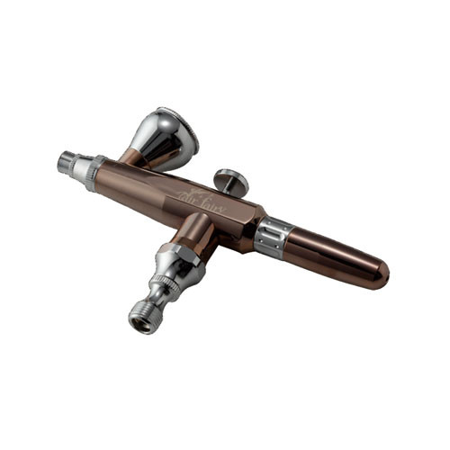 メイク用のフリーアクションエアブラシ エアブラシメイクに最適な、フリーアクションエアブラシ アルミボディで軽く、落ち着いた本体色が魅力的 エアブラシでのメイクに興味を持った時にお勧めのエアブラシ。 ■メインレバー 常に空気が放出されているフリーアクション、指の腹がフィットしやすい丸型ボタン ■ボディ 軽量型のアルミボディで、高く上げることの多い腕への負担を軽減します。 ■ノズル 通常のエアブラシよりも大型のノズルで、詰まりにくく、洗浄しやすくしています。 ■エアバルブボディ フリータイプではなく通常のダブルアクションへの変更ができるエアバルブボディ同梱 エアブラシの固定概念を覆すエアブラシが登場！ ボディはアルミ仕様で軽量、手のすっぽり収まる持ちやすいサイズ。 付属のエアバルブボディを付け替えることでダブルアクションへと仕様変更できます。 ※基本設定はフリーアクション用エアバルブボディとなっています。 ●アクション： 　フリーアクション/ダブルアクション ●口径サイズ： 　0.2mm(サイズ変更不可) ●カップサイズ： 　2cc(ふた付/サイズ変更不可) ●アジャスター： 　なし ●付属品： 　ダブルアクション用エアバルブボディ 　※ホース取付部は、Sネジ(1/8)になっています。 　※アジャスターとは、レバーの引き幅を 　　調節する初心者の方に便利な機能です 　　塗料の噴出量を一定に保つことができます。