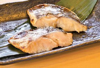 内容さわら西京焼き賞味期限180日保存方法-18℃以下で保存(要冷凍)主原料さわら、米みそ、酒粕、みりん、酒、砂糖、しょうゆ、食塩、麦芽糖／調味料(アミノ酸等)、酒精、(一部に小麦・大豆を含む)お届けこの商品は、加工後、急速冷凍してありますので、クール便(冷凍)でのお届けになります。商品説明一部解凍したものは品質の変わる恐れがありますので再凍結は避けてください。開封・解凍後はお早めにお召し上がり下さい。