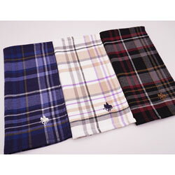 男性 メンズ タオルハンカチ ブランド POLO ポロ　表ガーゼ裏パイル 24×25cm　綿100％　中国製　 シンプルで、大人っぽさを演出 チェック柄で色合いも合わせやすい。色違いで洗い替えに かさばらないサイズ生地もしっかり。 お世話になった方への御礼に ちょっとしたギフトプレゼント（あげる方が多い、予算的にちょうどいいものをお探しの時に）に好評のアイテム ラッピングをご希望の場合は「1100円未満商品ラッピング1点につき10円/了承済み」をお選びください。ご注文確認後弊社にて追加修正いたします。 箱に入れてラッピングの場合は「タオルハンカチ/ハンカチ用箱50円」をお選びください。 複数枚まとめての場合もお受けいたします。 ブルー（メンズ）ピンク（レディース）のストライプまたは花柄の包装紙でラッピングいたします。 複数色柄がある場合は、シール等で区別し、付箋を貼ってわかるようにしておきます。 ラッピングをご希望の場合は通常便をお選びください。ネコポス配送は通常お断りしております。
