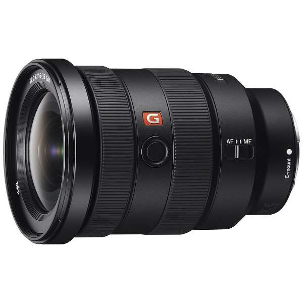 ソニー SEL1635GM 交換用レンズ FE 16-35mm F2.8 GM SEL1635GM発売日：2017年7月28日●画面の隅々まで高解像と鮮鋭感を追求。ダイナミックに世界を切り取るズーム全域F2.8の大口径広角ズームレンズ目の前に広がる光景を、画面隅々まで鮮鋭に捉えるズーム全域F2.8の大口径広角ズームレンズ。ソニーの最先端技術を惜しみなく投入し、ズーム・フォーカス全域で高解像を追求するとともに、被写体を印象的に引き立たせる滑らかで美しいぼけ味も実現しています。広大な風景や壮大な建造物、開放感を感じさせる背景を広く入れたポートレートなどを、広角域でダイナミックかつシャープに描写します。また、F2.8の明るさを生かした動きの速いスポーツシーンにもおすすめです。大口径レンズでありながらも軽量・コンパクトなデザインも魅力で、高い機動力と汎用性により多彩なシーンで活躍します。●Gマスターの高い設計基準による周辺部まで高解像と鮮鋭感高解像度時代のボディの能力を最大限に発揮するため、設計段階から高い空間周波数域でも高コントラストになるよう配慮し、解像性能を追求。超高度非球面XA（extreme aspherical）レンズを2枚採用し、前玉にαレンズ史上最大径となる超高精度加工の超高度非球面XA（extreme aspherical）レンズ、もう1枚を絞り近傍に配置。非球面レンズ3枚と合わせて効果的に配置することで、非点収差や像面湾曲だけでなく広角ズームレンズで目立ちやすい歪曲収差も良好に補正しており、ズーム、フォーカス全域で高い解像性能を実現しています。また、ED（特殊低分散）ガラスを2枚配置し、色収差も抑制しているため、風景や建物など目の前に広がるダイナミックな光景を画面隅々までシャープに切り取ることができます。●フローティング機構の採用により、近距離から遠距離まで鮮鋭な描写を実現あらゆるシチュエーションで高い解像性能を実現するためフローティング機構を採用。2つのレンズ群をそれぞれ独立して動かし、ズーム全域で諸収差を良好に補正するため、無限遠での撮影はもちろん、ポートレート撮影などで被写体に近づいて撮影するときにも鮮鋭な描写が可能です。【仕様】フィルター径82mm最大径×全長φ88.5×121.6mm本体重量約680g画角【APS-C】83°- 44° 【35mm判】107°- 63°レンズ構成13群16枚明るさF2.8最小絞りF22絞り羽根枚数11枚（円形絞り）最短撮影距離0.28m最大撮影倍率0.19倍対応マウントソニー Eマウント付属品フード、レンズフロントキャップ、レンズリヤキャップ、ソフトキャリングケース