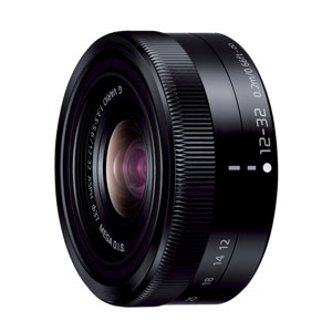 パナソニック H-FS12032-K 交換用レンズ マイクロフォーサーズ LUMIX G VARIO 12-32mm/F3.5-5.6 ASPH./MEGA O.I.S.（ブラック）JANコード：4902704851277発売日：2013/11/21●幅広い撮影シーンに対応。広角24mmからの標準ズームレンズ広角24mm〜標準64mmの焦点域をもち、広大な風景から、室内での撮影、日常のスナップ写真まで、幅広いシーンで撮影を楽しめます。●沈胴機構採用のコンパクトデザイン直径55.5mmの小径鏡筒内に2段沈胴機構を搭載。約70gの小型軽量設計で、持ち歩き時にはパンケーキレンズと同様のコンパクト性を実現しました。●高速AFでシャッターチャンスを逃さない240fps駆動駆動系はスクリュー一体型ステッピングモーターを搭載。240fps駆動の高速AFに対応し、シャッターチャンスを逃しません。【仕様】レンズ構成：7群8枚（非球面レンズ3枚、EDレンズ1枚）マウント：マイクロフォーサーズマウント規格準拠画角：W（f =12mm）：84°〜T（f=32mm）：37°焦点距離：12〜32mm（35mm判換算：24〜64mm）光学式手ブレ補正： あり （Gシリーズに準じたMODE切換えが可能）開放絞り/最小絞り： F3.5（W端）〜F5.6（T端）/F22絞り形式 : 7枚羽根 円形虹彩絞り撮影可能範囲 : 0.2m 〜∞（焦点距離12-20mm時）/0.3m〜∞（焦点距離21-32mm時）（撮像面から）最大撮影倍率 : 0.13倍（35mm判換算：0.26倍）フィルター径 : Φ37mm最大径×長さ : Φ55.5mm×約24mm（沈胴レンズ収納時）（レンズ先端より、レンズマウント基準面まで）質量 : 約70g