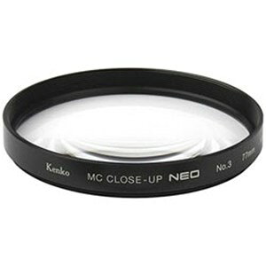 ケンコー 62mm MCクローズアップレンズ NEO NO3 撮影レンズの前に装着するだけで手軽に接写ができる●手軽に使える接写撮影アイテムお持ちのレンズの最短撮影距離(被写体にピントが合う一番短い距離)よりも、さらに被写体に接近して、大きく撮ることができます。クローズアップレンズを使用すれば、花の一部分を画面いっぱいに写したり、肉眼で見えないディテールを写したりと新たな撮影表現が加わります。花や小物の接写に最適です。●主な特徴●マクロレンズと比べ、クローズアップレンズはお手頃価格で接写が楽しめます。●ポケットに入るほどコンパクトなので気軽に持ち歩けます。●一般のマクロレンズは単焦点ですが、クローズアップレンズをズームレンズに取り付ければ、接写でズームできます。●露出倍数がかからず、シャッタースピードが遅くなりません。●レンズ両面にマルチコートを施し反射を抑えています。●2枚を組み合わせて使用することもできます。(例) No.1+No.3=No.4相当。No.2+No.3=No.5相当(撮影距離の目安:約14〜20cm)●PLフィルター等の特殊効果フィルターを重ね付けすることもできます。※フィルターを重ね付けすると枠が厚くなるため、画面の四隅に暗い影が出てしまう場合があるのでご注意ください。【製品仕様】●フィルターサイズ：62mm●撮影距離：約20〜33cm●生産国：日本製