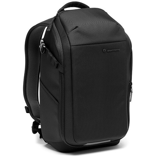 ヴァイテックイメージング MB MA3-BP-C Advanced コンパクト バックパック III Manfrotto 発売日：2021年12月中旬●一眼レフまたはミラーレスカメラと、最大3本の交換レンズを収納可能バッグの上部にカメラ機材の収納スペースがあり、上から出し入れができるデザインになっています。Sony α6000などのコンパクトカメラと、サイズによって2〜3本の交換レンズを収納できます。下部のコンパートメントは、身の回り品をたくさん収納することができ、機材とは別の出し入れ口が用意されています。また、13インチまでのノートパソコンを収納できる専用のコンパートメントも備えています。●マンフロットの最新プロテクションシステム「M-Guard(TM)」を搭載カメラコンパートメントはパッド入りで、特別な高密度EVA発泡体を利用した最新のマンフロットプロテクションシステム「M-Guard(TM)」を搭載しており、薄手でも優れた衝撃吸収性能を備えています。内部の間仕切りレイアウトはカスタマイズが可能で、カメラの効率的な保護とスペースの有効活用が可能です。【仕様】サイズ(高さ×幅×奥行)・外寸：44cm×26cm×17cm・内寸：40cm×24cm×16cm