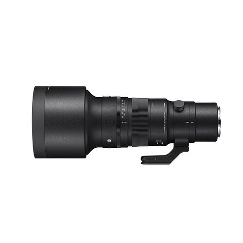 シグマ 500mm F5.6 DG DN OS 交換用レンズ Sports ライカLマウント用発売日：2024年3月14日●クリアでシャープな描写と驚くほどの機動力、新たな撮影体験を提供する、ハンディサイズの500mmSIGMA 500mm F5.6 DG DN OS | Sportsは、500mmの超望遠と高い描写力を、驚くほど小型軽量なボディに凝縮したミラーレス専用超望遠単焦点レンズです。加工難度の高い大口径の特殊低分散ガラスを複数枚採用することで、回折光学素子を使用することなくレンズ構成の大幅なコンパクト化に成功。同時に、500mm単焦点レンズへの期待に応える高い解像力も実現しました。●高い光学性能とコンパクトなレンズ構成を両立最新の光学設計により、500mmの超望遠レンズとして大幅な光学系の小型化に成功。特殊低分散ガラスを用いた強いパワーの凸レンズをレンズ前方に集中配置することで、全長の短縮と高い収差補正能力の両立を達成しています。技術上困難な大口径の特殊低分散ガラスの加工は、SIGMA唯一の生産拠点、会津工場の生産技術の高さによって実現化されました。特にボディ側からの補正ができない軸上色収差を中心に各収差を良好に補正し、画面中心から周辺にいたるまで均一かつ高い解像力を有しています。●優れた逆光耐性SIGMA 500mm F5.6 DG DN OS | Sportsは光学系を屈折レンズにより構成することで、回折光学素子に由来する独特のフレア・ゴーストを防ぎ、逆光環境下や画面内に光源を入れた画作りにおいても、フレアやゴーストの心配なくクリアな撮影が可能です。さらに、最先端のシミュレーション技術をもとにあらゆる条件の入射光に対し対策を行っています。●リニアモーター HLAによる高速AFアクチュエータに、高度な電子制御による高い駆動精度と静粛性が特徴のリニアモーター HLA（High-response Linear Actuator）を採用。スポーツや野鳥撮影など、シビアなフォーカシングが求められる超望遠撮影でも、高速かつ正確なピント合わせが可能です。●手ブレ補正アルゴリズムOS2を採用最新の手ブレ補正アルゴリズムOS2の採用により、5.0段※の高い手ブレ補正効果を発揮します。一般的な撮影に適している手ブレ補正モード1、モータースポーツ等の流し撮りに最適な手ブレ補正モード2の2つの補正モードを搭載。モード2においては流し撮り専用のアルゴリズム、インテリジェントOSにより、構図の横位置、縦位置を問わず、カメラを上下や斜め方向に動かした場合でも手ブレ補正が有効に働き、流し撮りの効果を損なうことなく被写体の動きを表現することが可能です。※ CIPA準拠による（35mmフルサイズカメラを使用し、焦点距離500mmにて測定）●高精度TSC※パーツ採用により、性能と小型軽量化を両立ボディの小型軽量化と堅牢性を両立させるため、SIGMA 500mm F5.6 DG DN OS | SportsにはTSCやマグネシウムなどの素材を適所に採用しています。特に、小型軽量化のために内部構造と外観パーツを兼ねることで機能を集約させた大型のTSC製パーツの製造には、ミクロンレベルの精度と仕上がりの美しさが要求されました。SIGMA唯一の生産拠点、会津工場の洗練された加工生産技術がこの高難度の製造を実現し、レンズの高い性能と耐久性を確保しています。 ※ アルミニウムと同等の熱収縮率を持つポリカーボネート。金属部品との親和性が高く、精度の高い製品作りに貢献します。●Sportsライン仕様の耐候性能マウント接合部やマニュアルリング、操作系スイッチ、外装部の接合部などに防塵防滴構造を採用し、ゴミやホコリの侵入を防ぎます。レンズ最前面には撥水防汚コートを採用し、水滴や粉塵が付着した際のメンテナンスを容易にしています。●かぶせ式レンズフード付属TSC製の軽量かつ高強度な専用かぶせ式レンズフードを付属。先端にはレンズの逆置きなどでの擦れや傷から保護するラバーを施しています。●絞りリング搭載絞りリングを搭載。絞りリングクリックスイッチ、絞りリングロックスイッチも備えており、撮影用途に合わせた絞り操作が可能です。●着脱式三脚座組込みアルカスイス対応の軽量で丈夫なマグネシウム合金製着脱式三脚座を組込み。三脚座のリングには90°毎にクリックを採用しています。※ 三脚座（TS-151）はSIGMA 70-200mm F2.8 DG DN OS | Sports用と共通【仕様】レンズマウント：ライカLマウントレンズ構成：14群20枚最小絞り：F32フィルター径：φ95mm画角 (35mm判)：5.0°最短撮影距離：320cm最大径 × 全長：φ107.6mm × 234.6mm絞り羽根枚数：11枚（円形絞り）最大撮影倍率：1:6重さ：1、370g