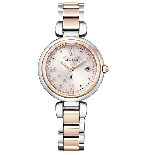 ※画像はイメージです。パッケージデザイン等は予告なしに変更されることがあります。※メーカーの欠品や製造中止により納期遅延、またはお届けできない場合がございます。お取り寄せ商品 発売日以降・入荷次第のお届けとなります！！ 他の商品との一括会計は承れません。※ご注意願いますこちらの商品は他の商品と発送方法が異なる為、他の商品との一括会計を承ることができません。誠に申し訳ございませんが他の商品の会計時に送料が発生する場合がございますので予めご了承いただきますようお願い申し上げます。シチズン ES9465-50W xC mizu collection エコ・ドライブ電波時計 Titania Happy Flight 発売日：2020年10月8日●前を向く女性を応援するエンパワーウオッチブランド、シチズン xC（クロスシー）澄み渡るような気持ちで日々を過ごしてほしいと想いを込めた新しいコレクション「mizu」が登場。透明感あふれる、美しく柔らかい表情が印象的。染みわたるようなパワー感と透明感のある美しい表情を融合。水面の波紋を思わせる、優しく丸みのあるベゼルとケースラインが特徴的です。●ガラスのふちに、雫に見立てたミルグレインリングをあしらい、「ミルグレインドロップガラス」と名付けました。持ち主の幸せを見守るモチーフです。文字板に、露のようにさりげなくレイアウトされたカットパーツ、柔らかく軽やかなフォントが優美な印象を演出します。●マスコミモデル「ES9465-50W」のりゅうずは、天然ダイヤモンドと同じ硬さ、輝きを持つ、100％ラボで生まれたラボグロウン・ダイヤモンド付き。ラボグロウン・ダイヤモンド（Lab-grown Diamond） 天然ダイヤモンドと同じ硬さ・輝きを持つ、地球ではなく100％ラボから生まれた、環境、安全、労働基準に最大限の考慮をして作られたエシカルなダイヤモンドです。【仕様】キャリバー：H060精度：±15秒／月（非受信時）光発電：3年（パワーセーブ作動時）防水性能：5気圧防水厚み：8.2mmケースサイズ：横幅：29.0mmケース：スーパーチタニウム デュラテクト（プラチナ・サクラピンク）（ライトシルバー色・サクラ色）ガラス：球面サファイアガラス（無反射コーティング）バンド：スーパーチタニウム デュラテクト（プラチナ・サクラピンク）（ライトシルバー色・サクラ色） （留）三ツ折れプッシュタイプ付加仕様：耐ニッケル 耐磁1種付加仕様：夜光（針）付加仕様：ダイヤ入りゅうず（ラボグロウン・ダイヤモンド）機能：パーペチュアルカレンダー 機能：日中米欧電波受信